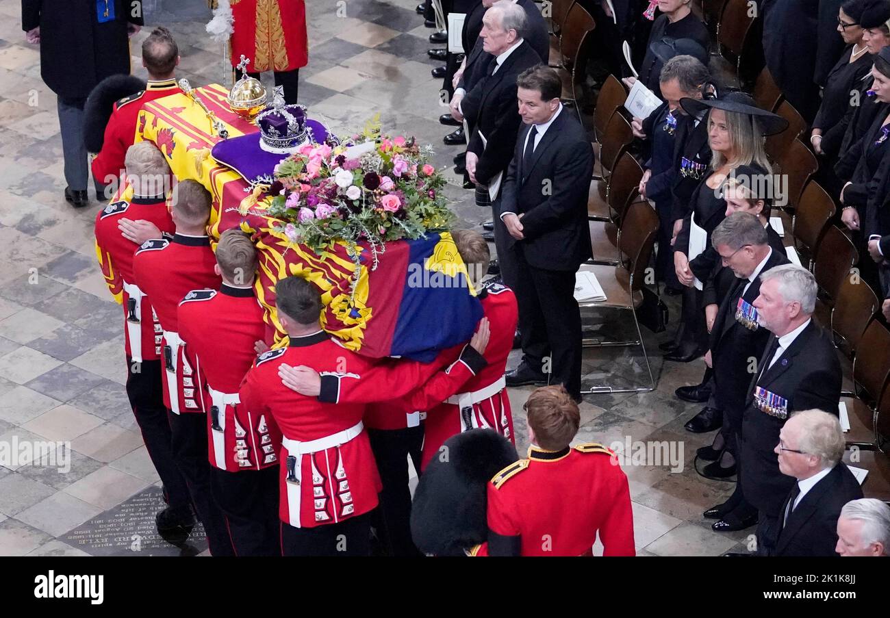 Le cercueil de la reine Elizabeth II, drapé dans le Standard royal avec la couronne d'État impériale et l'orbe et le sceptre du souverain, est transporté à l'abbaye de Westminster pendant son funérailles d'État. Date de la photo: Lundi 19 septembre 2022. Banque D'Images