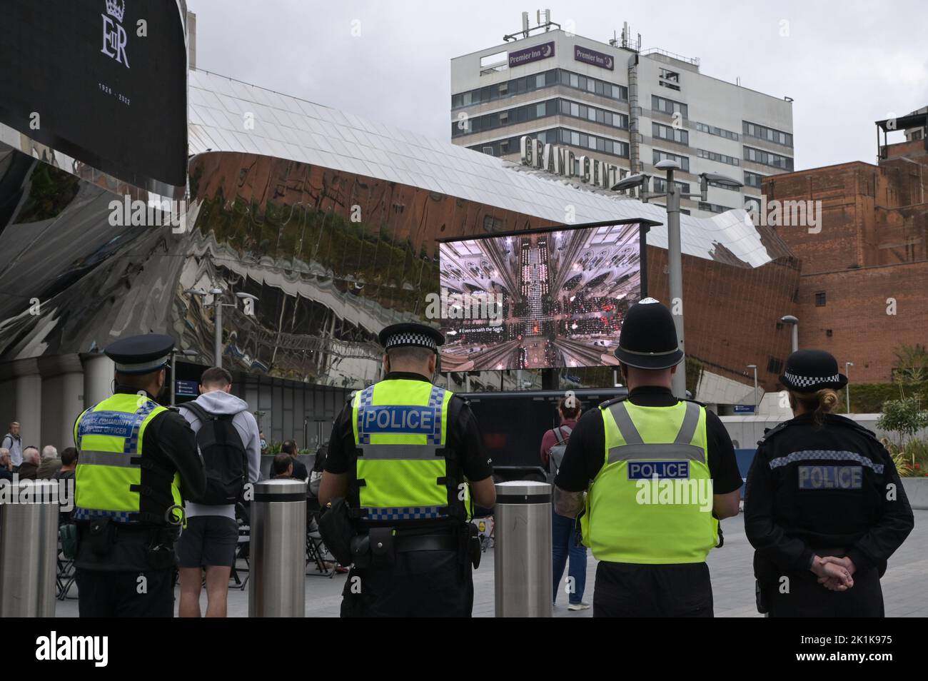 Birmingham New Street Station - 19 septembre 2022 - la police britannique des transports et la police des West Midlands se tiennent et regardent la foule et les funérailles d'État de la Reine sur un grand écran à l'extérieur de la nouvelle station de la rue de Birmingham crédit: Scott cm/Alay Live News Banque D'Images Birmingham New Street Station - 19 septembre 2022 - la police britannique des transports et la police des West Midlands se tiennent et regardent la foule et les funérailles d'État de la Reine sur un grand écran à l'extérieur de la nouvelle station de la rue de Birmingham crédit: Scott cm/Alay Live News Banque D'Images