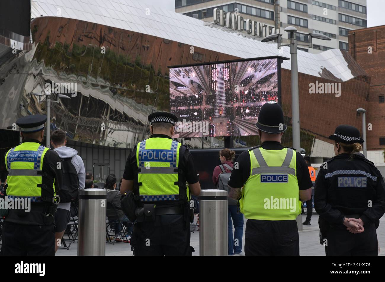 Birmingham New Street Station - 19 septembre 2022 - la police britannique des transports et la police des West Midlands se tiennent et regardent la foule et les funérailles d'État de la Reine sur un grand écran à l'extérieur de la nouvelle station de la rue de Birmingham crédit: Scott cm/Alay Live News Banque D'Images Birmingham New Street Station - 19 septembre 2022 - la police britannique des transports et la police des West Midlands se tiennent et regardent la foule et les funérailles d'État de la Reine sur un grand écran à l'extérieur de la nouvelle station de la rue de Birmingham crédit: Scott cm/Alay Live News Banque D'Images