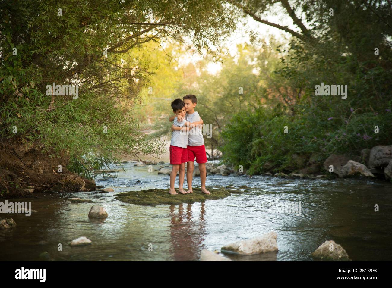deux enfants s'embrassent dans la nature Banque D'Images