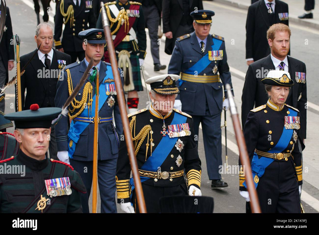 (De gauche à droite) le prince de Galles, le roi Charles III, la princesse royale et le duc de Sussex suivant le transport d'armes d'État portent le cercueil de la reine Elizabeth II, drapé dans le Standard royal avec la couronne d'État impériale et l'orbe et le sceptre du souverain, Dans le défilé de cérémonie durant son funérailles d'État à l'abbaye de Westminster, Londres. Date de la photo: Lundi 19 septembre 2022. Banque D'Images