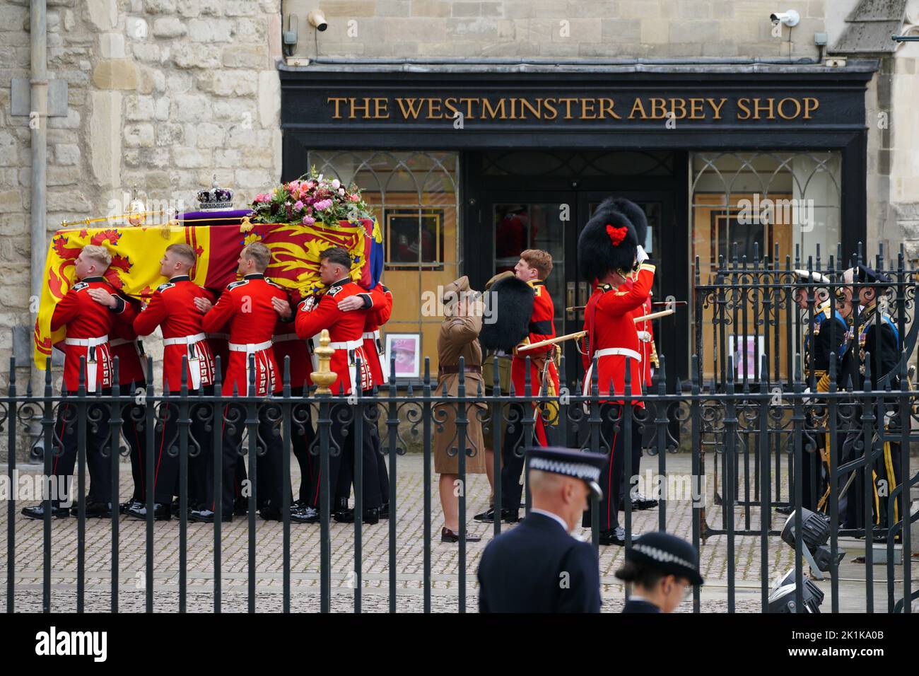 (De gauche à droite) le roi Charles III, la princesse royale, le duc d'York et le comte de Wessex, suivant le cercueil de la reine Elizabeth II, drapé dans le Standard royal avec la couronne de l'État impérial et l'orbe et le sceptre du souverain, Dans le défilé de cérémonie durant son funérailles d'État à l'abbaye de Westminster, Londres. Date de la photo: Lundi 19 septembre 2022. Banque D'Images