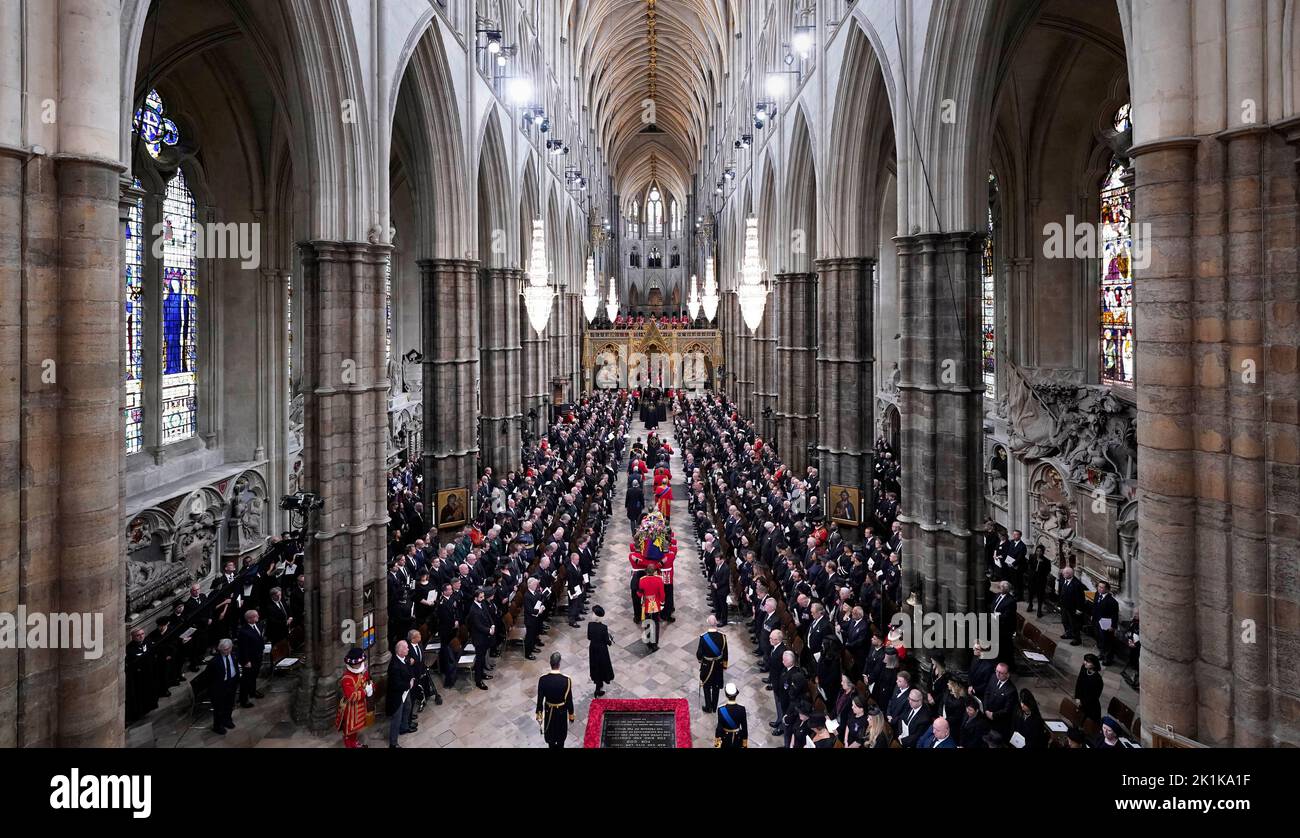 Le roi Charles III et les membres de la famille royale suivent derrière le cercueil de la reine Elizabeth II, drapé dans l'étalon royal avec la couronne d'État impériale et l'orbe et le sceptre du souverain, comme il est transporté à l'abbaye de Westminster pendant la funérailles d'État. Date de la photo: Lundi 19 septembre 2022. Banque D'Images