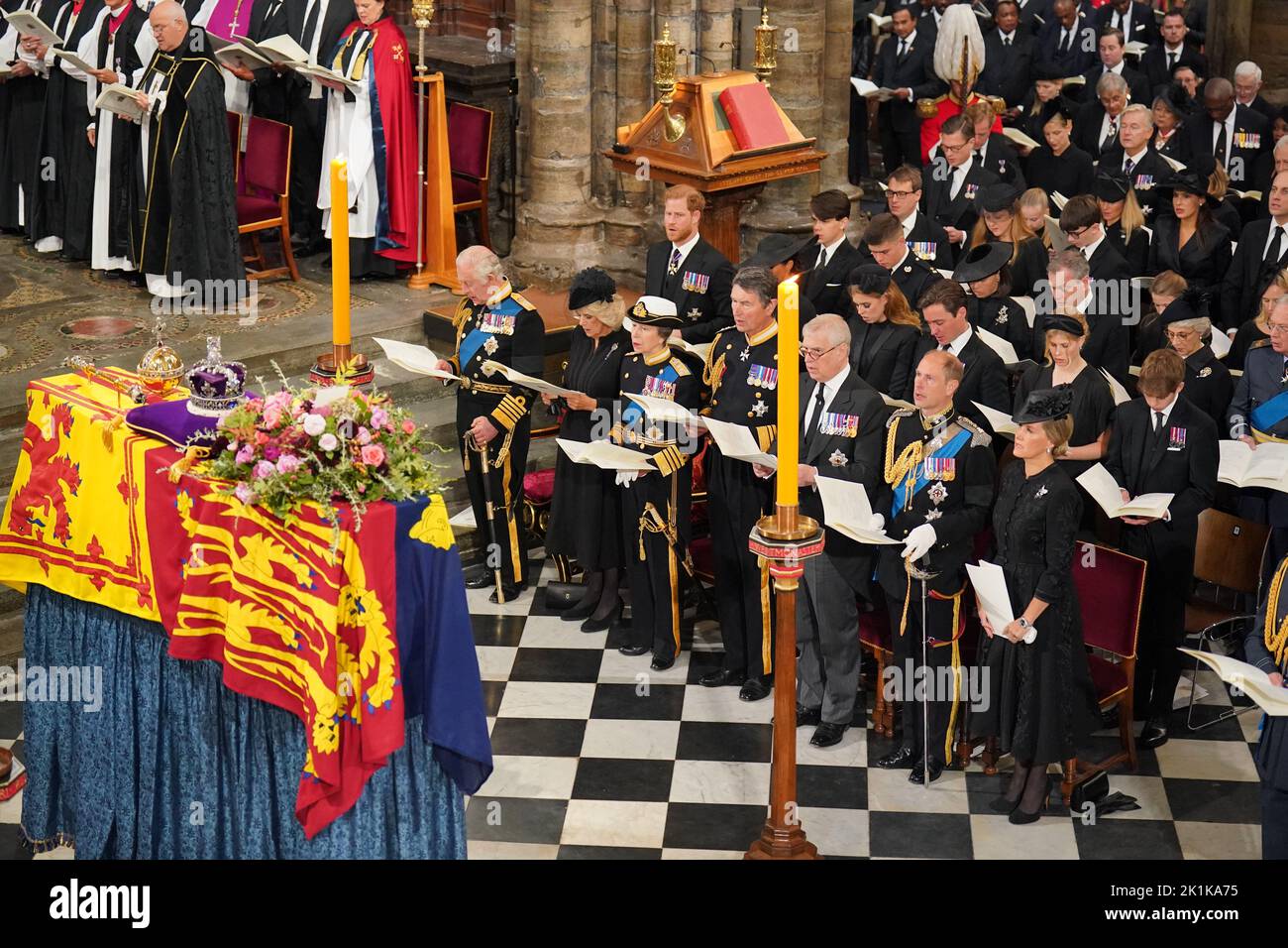 (Première rangée) le roi Charles III, la reine Consort, la princesse royale, le vice-amiral Sir Tim Laurence, le duc d'York, le comte de Wessex, la comtesse de Wessex, (deuxième rangée) le duc de Sussex, la duchesse de Sussex, la princesse Beatrice, Edoardo Mapelli Mozzi et Lady Louise Windsor et James, Le vicomte Severn, et (troisième rangée) Samuel Chatto, Arthur Chatto, Lady Sarah Chatto, Daniel Chatto et la duchesse de Gloucester devant le cercueil de la reine Elizabeth II pendant son funérailles d'État à l'abbaye de Londres. Date de la photo: Lundi 19 septembre 2022. Banque D'Images