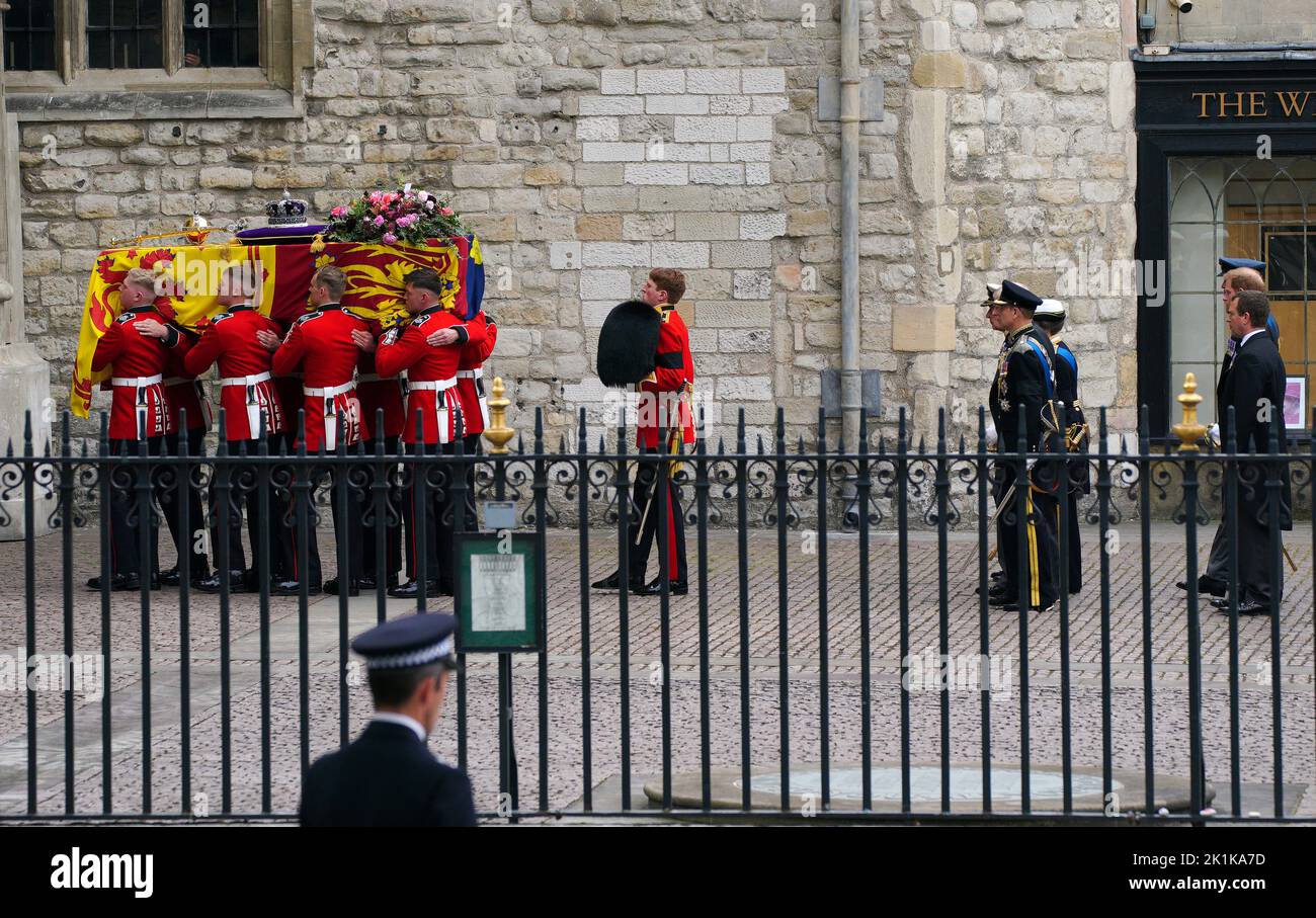 (De gauche à droite) le roi Charles III, la princesse royale, le duc d'York et le comte de Wessex, Peter Phillips, har et le prince de Galles suivant le cercueil de la reine Elizabeth II, drapé dans le Standard royal avec la couronne d'État impériale et l'orbe et le sceptre du souverain, Dans le défilé de cérémonie durant son funérailles d'État à l'abbaye de Westminster, Londres. Date de la photo: Lundi 19 septembre 2022. Banque D'Images