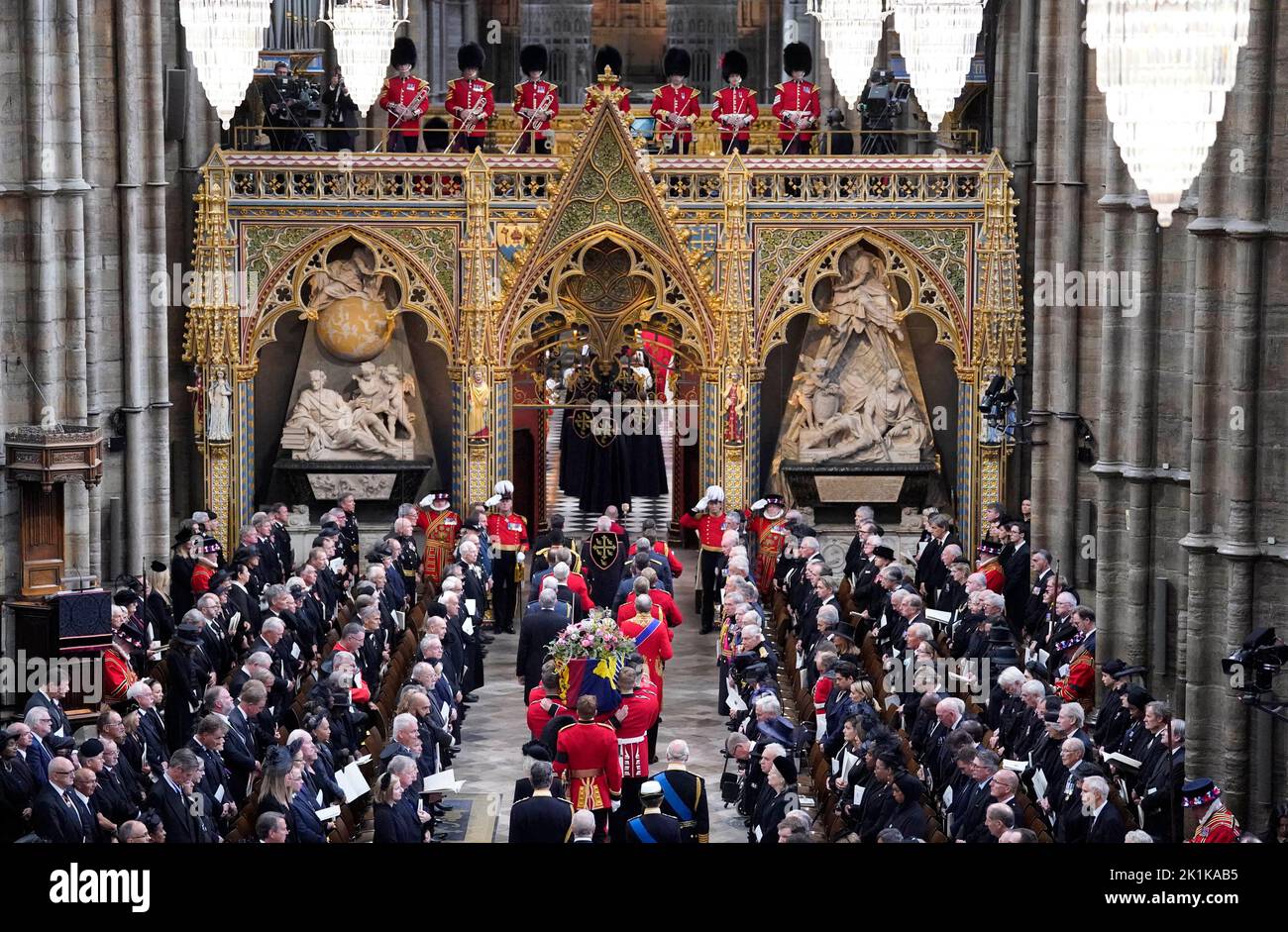 Le roi Charles III et les membres de la famille royale suivent derrière le cercueil de la reine Elizabeth II, drapé dans le Standard royal avec la Couronne d'État impériale et l'orbe et le sceptre du souverain, comme il est transporté à l'abbaye de Westminster pendant son funérailles d'État. Date de la photo: Lundi 19 septembre 2022. Banque D'Images