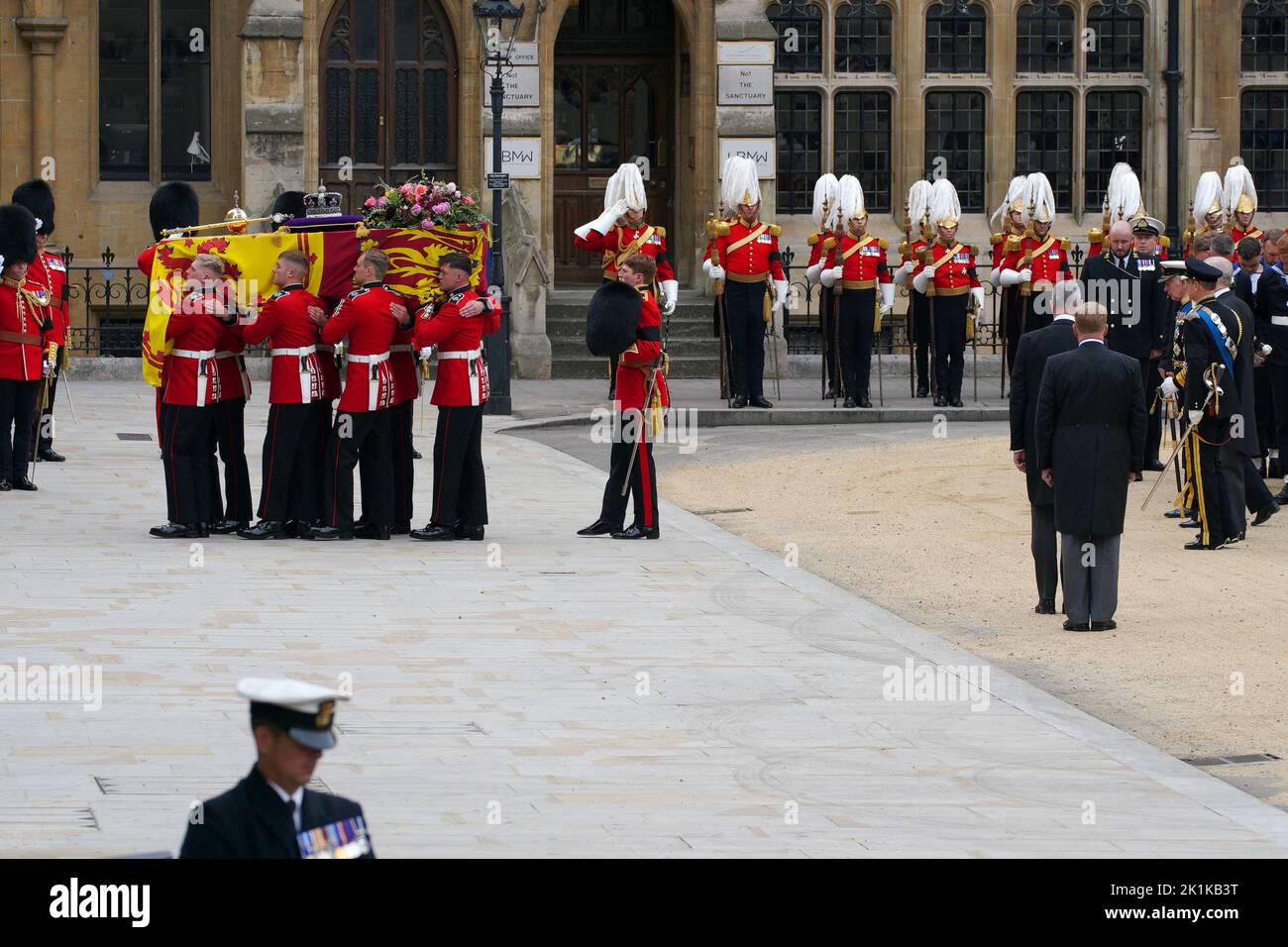 (De gauche à droite) le roi Charles III, la princesse royale, le duc d'York et le comte de Wessex, suivant le cercueil de la reine Elizabeth II, drapé dans le Standard royal avec la couronne de l'État impérial et l'orbe et le sceptre du souverain, Dans le défilé de cérémonie durant son funérailles d'État à l'abbaye de Westminster, Londres. Date de la photo: Lundi 19 septembre 2022. Banque D'Images