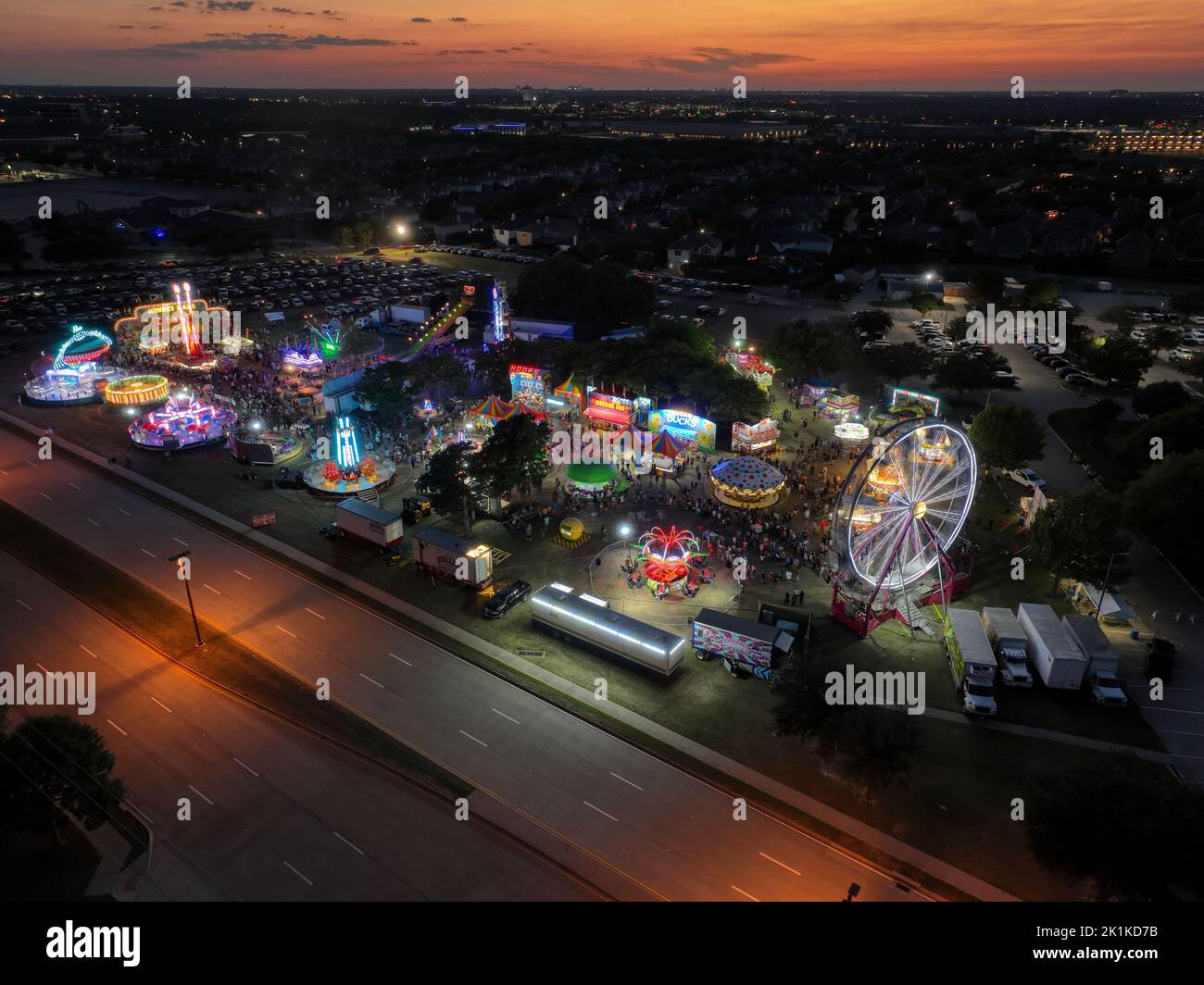 Une photo aérienne du Carnaval dans la ville d'Allen, au Texas, au coucher du soleil Banque D'Images