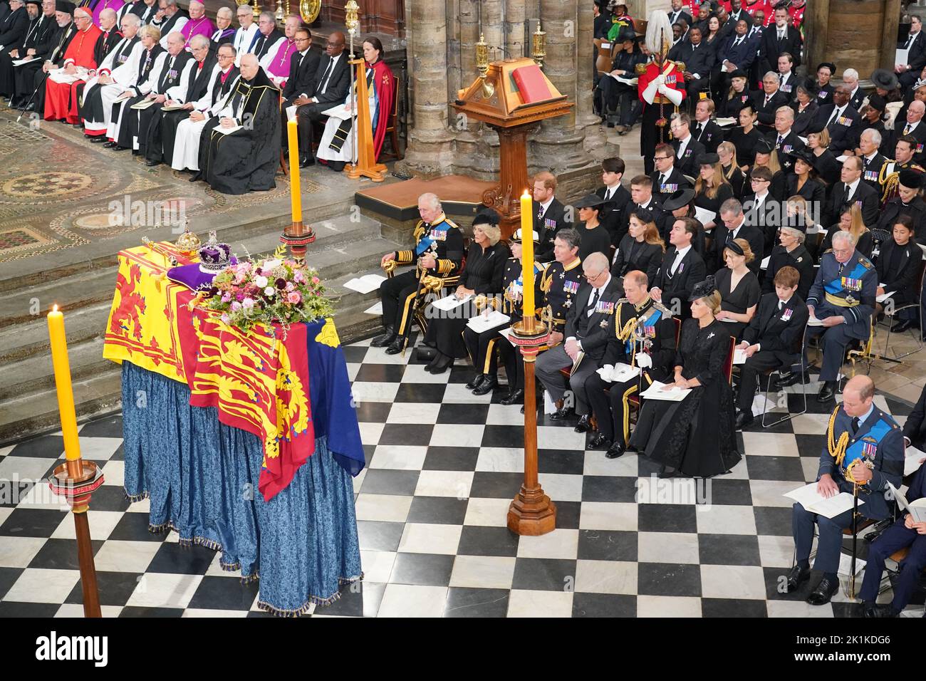 (Première rangée) le roi Charles III, la reine Consort, la princesse royale, le vice-amiral Sir Tim Laurence, le duc d'York, le comte de Wessex, la comtesse de Wessex, le prince de Galles, (deuxième rangée) le duc de Sussex, la duchesse de Sussex, la princesse Beatrice, Edoardo Mapelli Mozzi et Lady Louise Windsor, et James, le vicomte Severn (troisième rangée) Samuel Chatto, Arthur Chatto, Lady Sarah Chatto et Daniel Chatto devant le cercueil de la reine Elizabeth II pendant son funérailles d'État à l'abbaye de Londres. Date de la photo: Lundi 19 septembre 2022. Banque D'Images