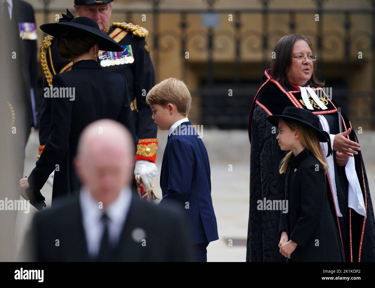 La princesse de Galles (à gauche), le Prince George (au centre) et la princesse Charlotte arrivent au funéraire d'État de la reine Elizabeth II, qui s'est tenu à l'abbaye de Westminster, à Londres. Date de la photo: Lundi 19 septembre 2022. Banque D'Images