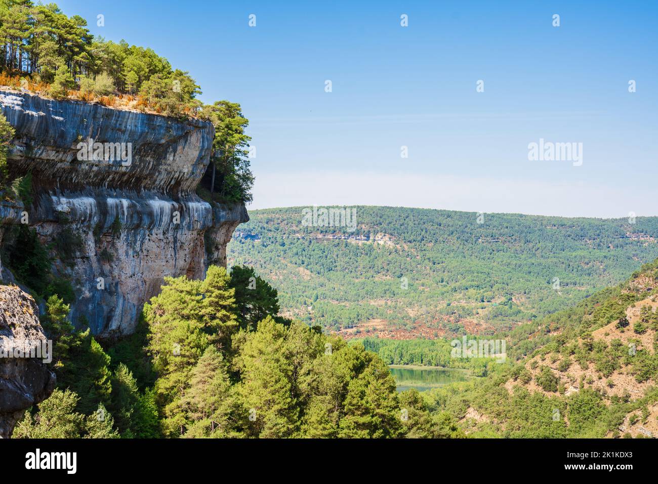 Paysage de la Serrania de Cuenca. Karst érodé par l'eau et les forêts de conifères Banque D'Images