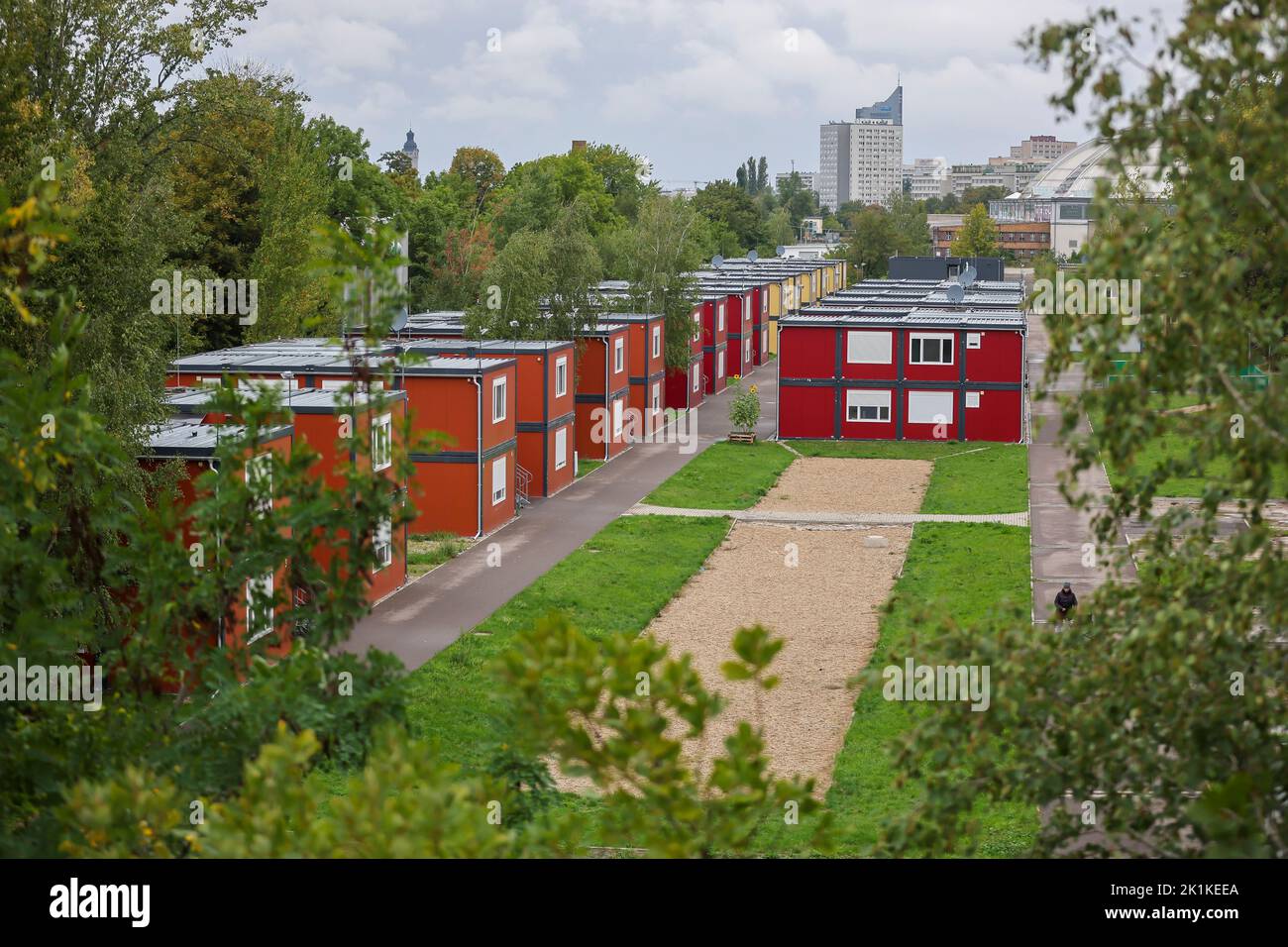 Leipzig, Allemagne. 19th septembre 2022. Vue sur un hébergement partagé pour les réfugiés. Le logement, qui a été construit à partir de conteneurs résidentiels, offre 300 places. Les grandes villes de Saxe se préparent à une nouvelle augmentation du nombre de demandeurs d'asile et recherchent d'urgence un logement. Après que des dizaines de milliers de réfugiés de guerre d'Ukraine ont trouvé refuge en Saxe ces derniers mois, le nombre de demandeurs d'asile d'autres pays a également augmenté de manière significative. Credit: Jan Woitas/dpa/Alay Live News Banque D'Images