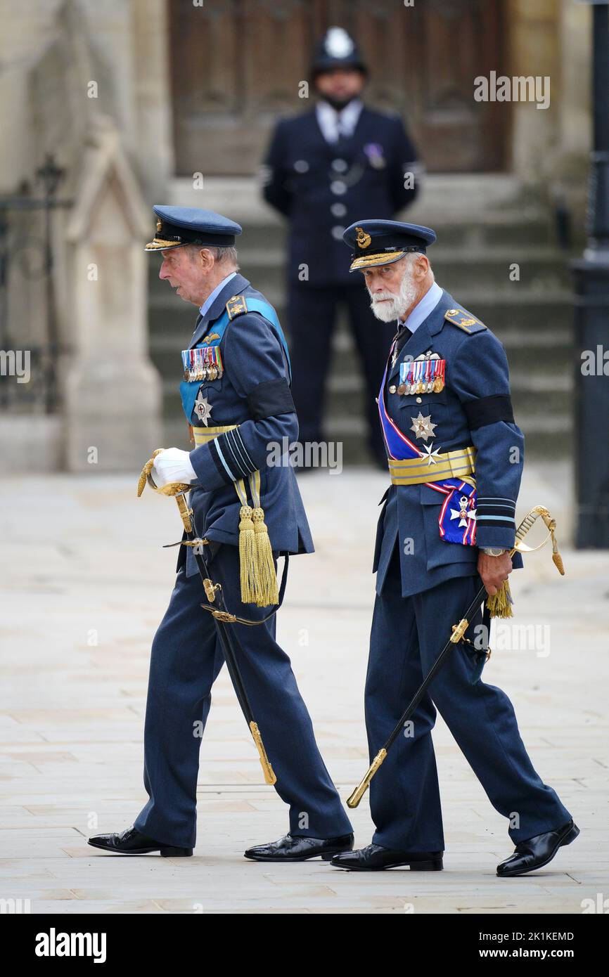 Le duc de Kent (à gauche) et le prince de Kent arrivent au funéraire d'État de la reine Elizabeth II, qui s'est tenu à l'abbaye de Westminster, à Londres. Date de la photo: Lundi 19 septembre 2022. Banque D'Images