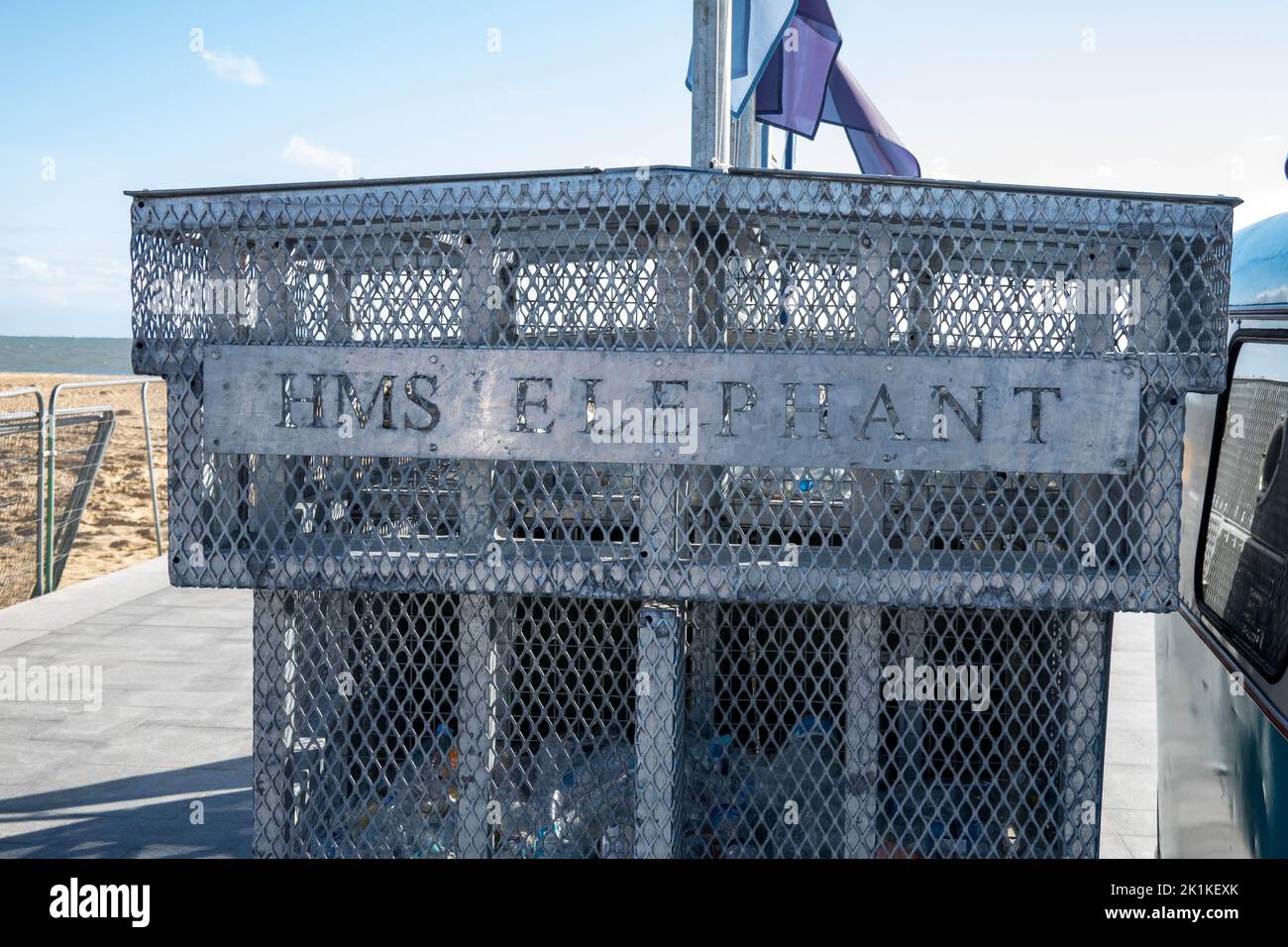 Banc de bouteilles inhabituel sur la promenade de Great Yarmouth en forme de navire appelé HMS Elephant Banque D'Images