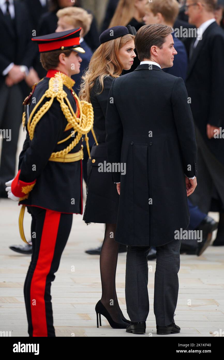 La princesse Beatrice et son mari Edoardo Mapelli Mozzi arrivent au funérailles d'État de la reine Elizabeth II, qui s'est tenu à l'abbaye de Westminster, à Londres. Date de la photo: Lundi 19 septembre 2022. Banque D'Images