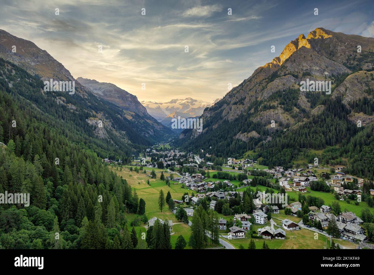 Vue aérienne de Gressoney-Saint-Jean depuis le château de Savoie au coucher du soleil, vallée d'Aoste, Italie Banque D'Images
