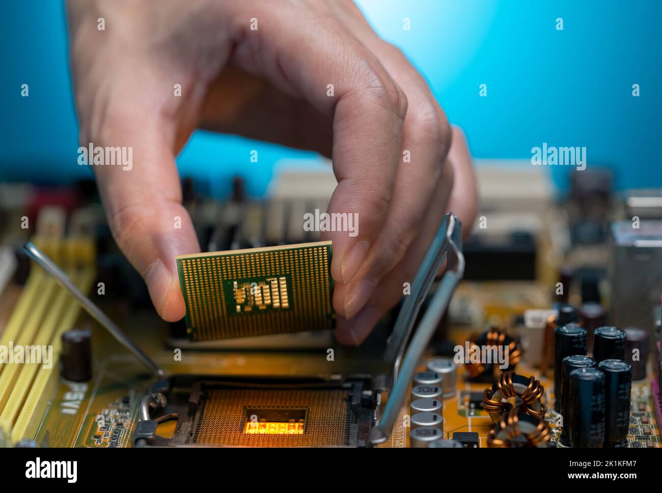 Ingénieur en électronique mettant la puce d'ordinateur sur la prise. Chipset sur la carte électronique de la carte mère du PC. Puce UC. Composants électroniques. Banque D'Images