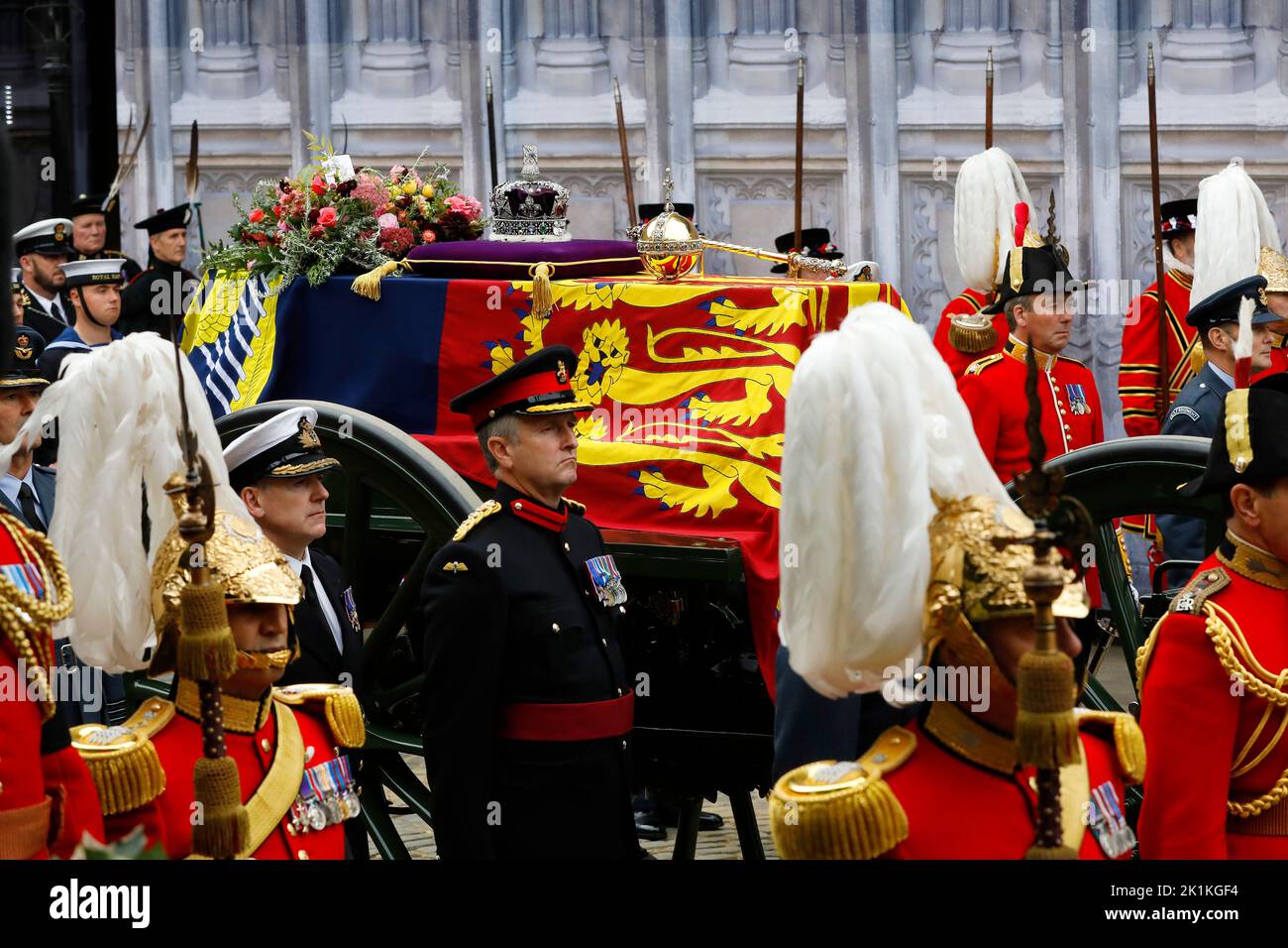 LONDRES, ANGLETERRE - SEPTEMBRE 19 : le cercueil de la reine Élisabeth II avec la couronne d'État impériale reposant sur le dessus, je passe vers l'abbaye de Westminster sur 19 septembre 2022, à Londres, en Angleterre. Elizabeth Alexandra Mary Windsor est née à Bruton Street, Mayfair, Londres, le 21 avril 1926. Elle épousa le prince Philip en 1947 et monta le trône du Royaume-Uni et du Commonwealth le 6 février 1952 après la mort de son père, le roi George VI La reine Elizabeth II est décédée au château Balmoral en Écosse sur 8 septembre 2022, et son fils aîné, le roi Charles III (Photo de Tristan Fewin Banque D'Images