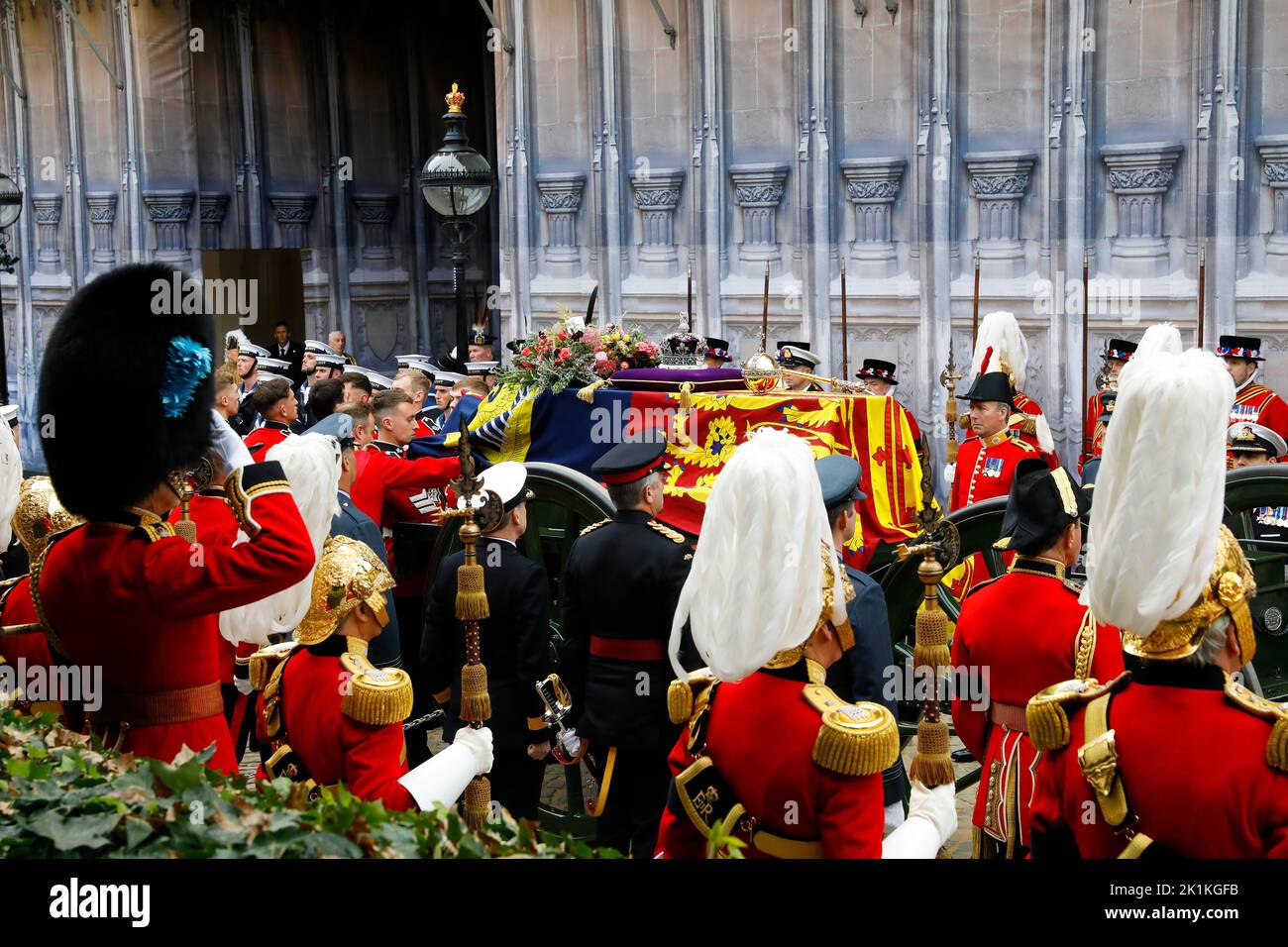 LONDRES, ANGLETERRE - SEPTEMBRE 19 : le cercueil de la reine Élisabeth II avec la couronne d'État impériale reposant sur le dessus, je passe vers l'abbaye de Westminster sur 19 septembre 2022, à Londres, en Angleterre. Elizabeth Alexandra Mary Windsor est née à Bruton Street, Mayfair, Londres, le 21 avril 1926. Elle épousa le prince Philip en 1947 et monta le trône du Royaume-Uni et du Commonwealth le 6 février 1952 après la mort de son père, le roi George VI La reine Elizabeth II est décédée au château Balmoral en Écosse sur 8 septembre 2022, et son fils aîné, le roi Charles III (Photo de Tristan Fewin Banque D'Images