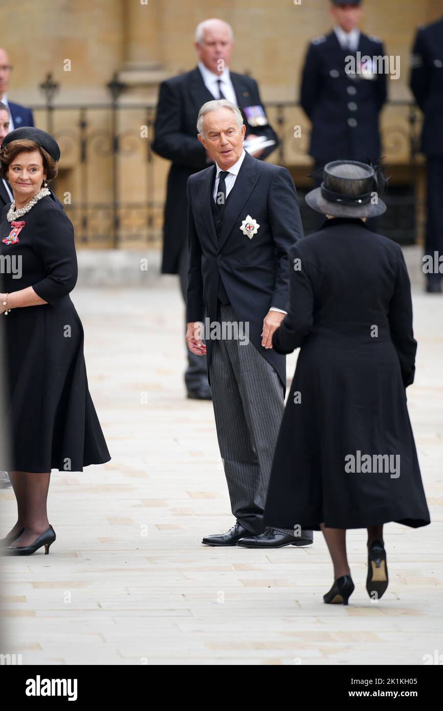 L'ancien Premier ministre Sir Tony Blair avec son épouse Cherie Blair (à gauche) arrivant au funérailles d'État de la reine Elizabeth II, qui s'est tenu à l'abbaye de Westminster, à Londres. Date de la photo: Lundi 19 septembre 2022. Banque D'Images