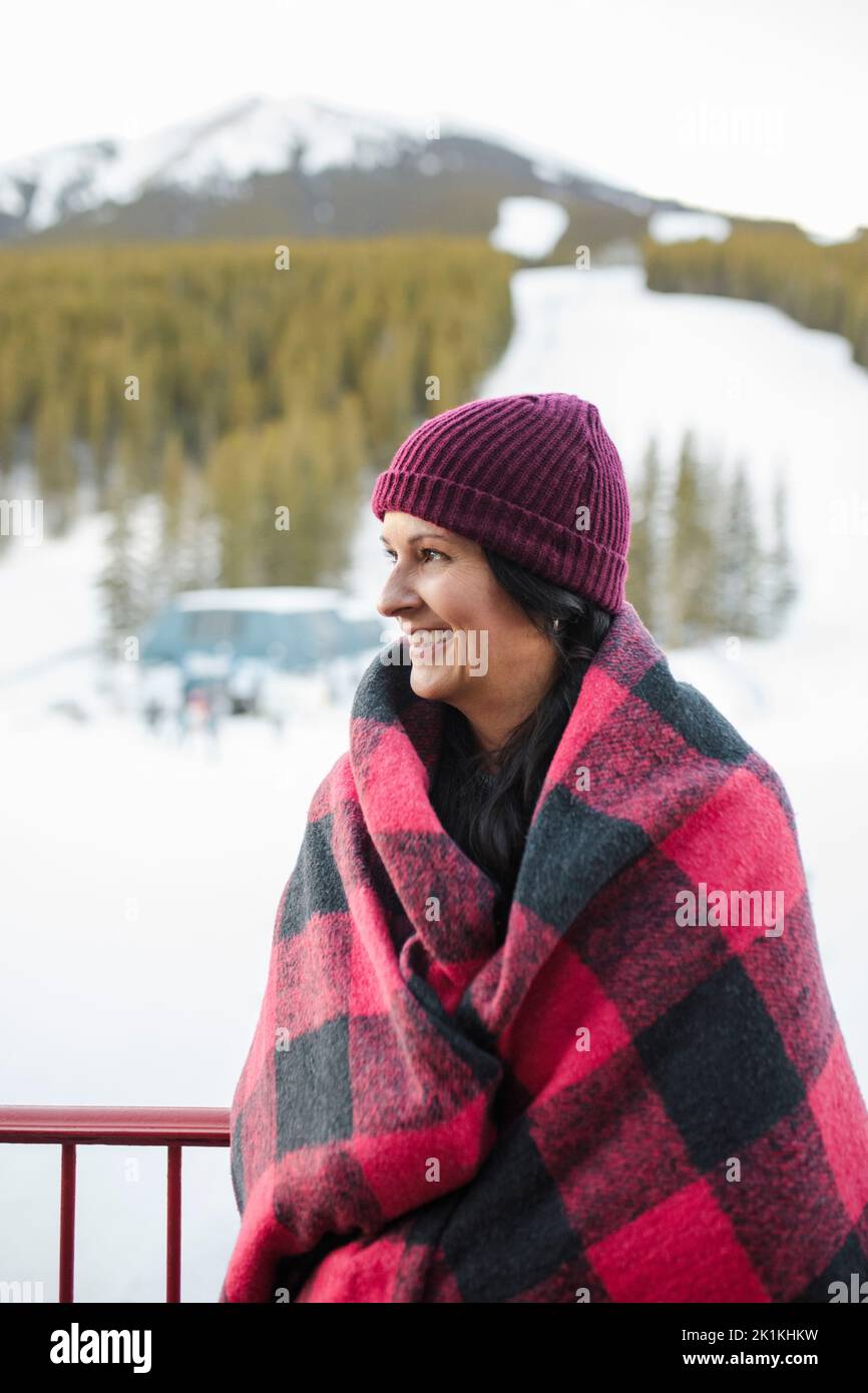 Femme froid couverture plaid Banque de photographies et d'images à haute  résolution - Alamy