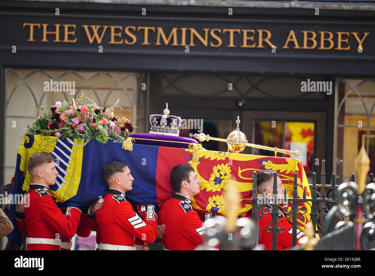 Le cercueil de la reine Elizabeth II est transporté par des pallbearers qui quittent le funéraire d'État tenu à l'abbaye de Westminster, à Londres. Date de la photo: Lundi 19 septembre 2022. Banque D'Images