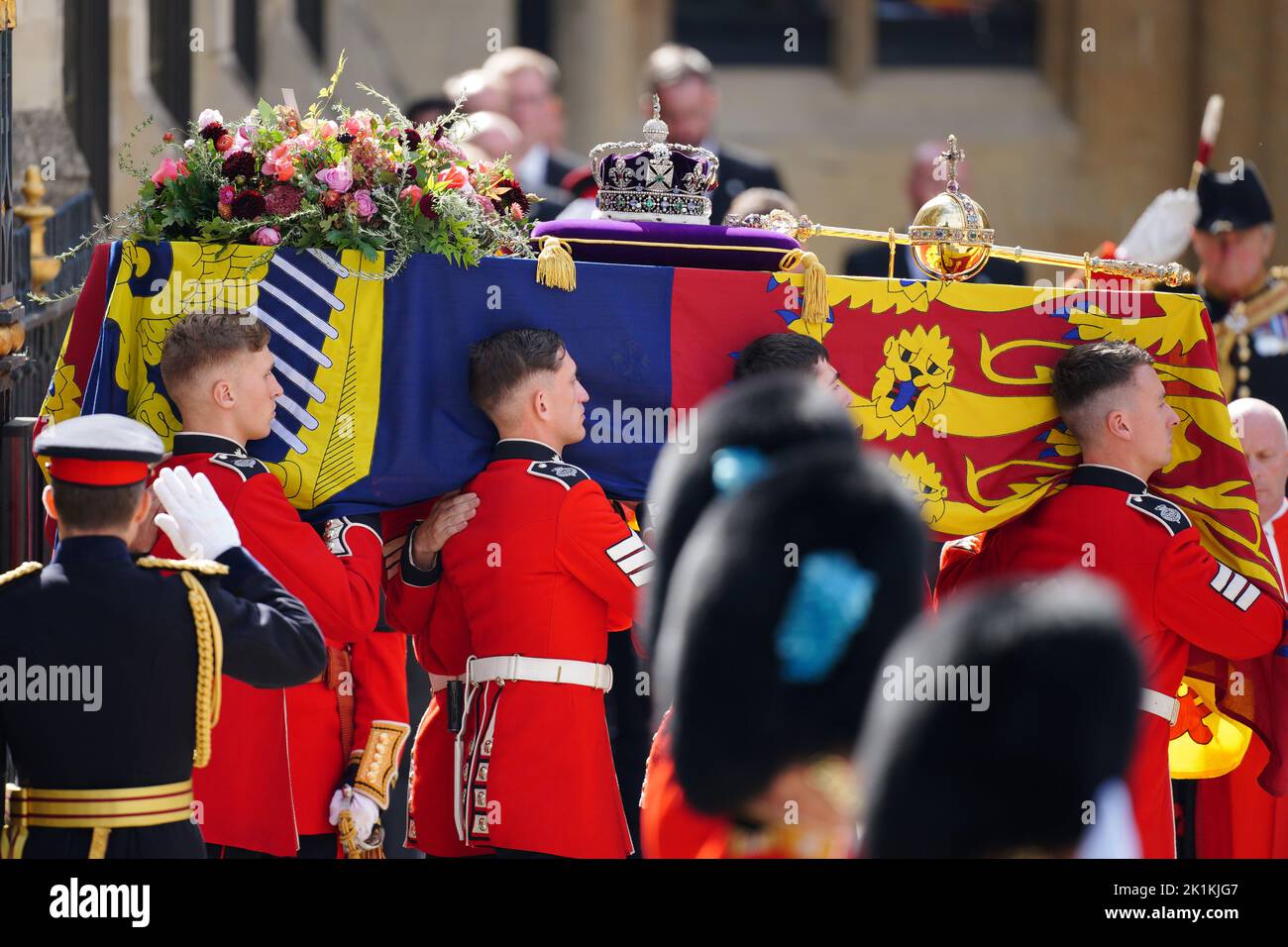 Le cercueil de la reine Elizabeth II est transporté par des pallbearers qui quittent le funéraire d'État tenu à l'abbaye de Westminster, à Londres. Date de la photo: Lundi 19 septembre 2022. Banque D'Images