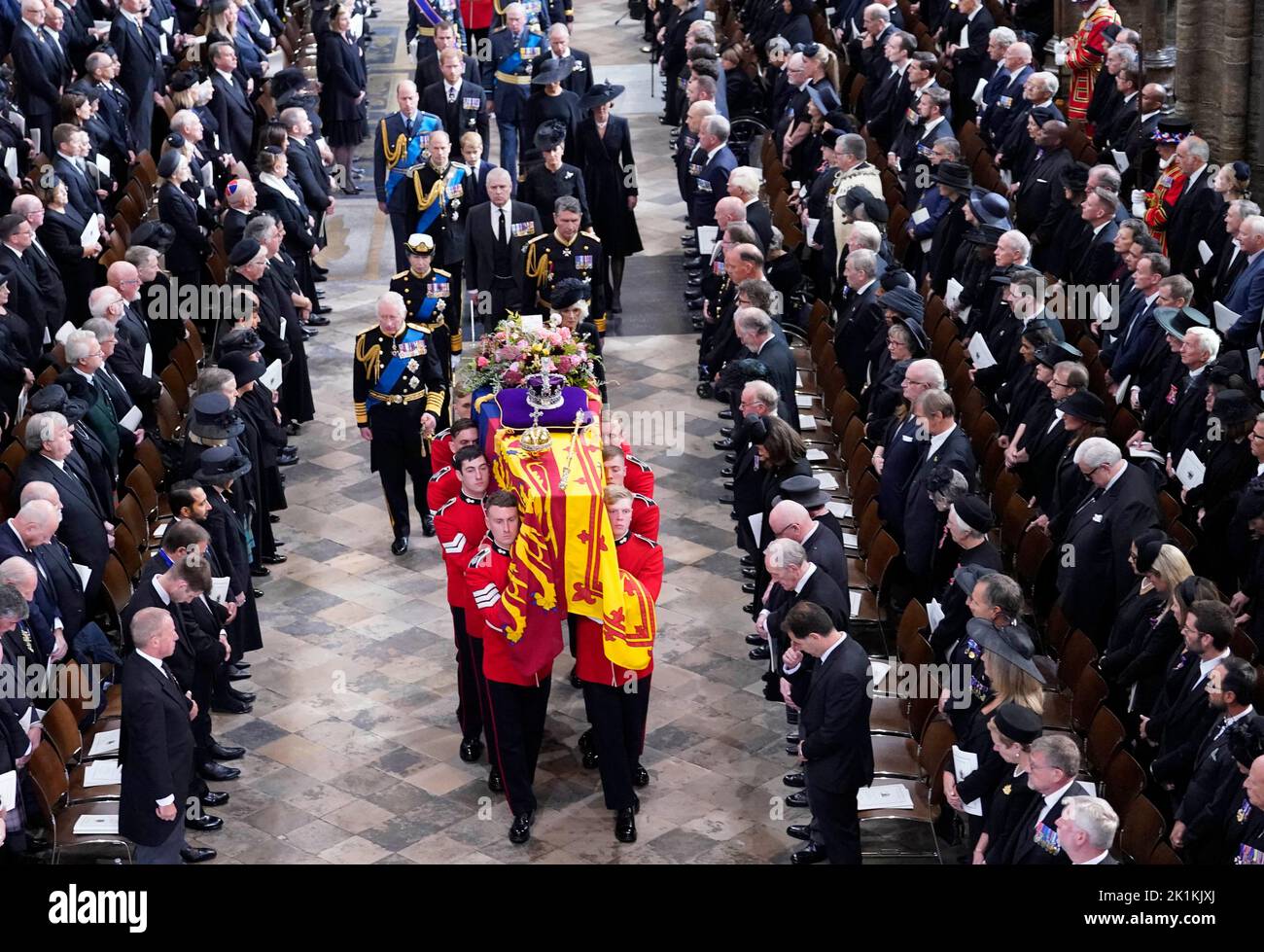 Le roi Charles III, la reine Consort, la princesse royale, le vice-amiral Sir Tim Laurence, le duc d'York, le comte de Wessex, la comtesse de Wessex, le prince de Galles, la princesse de Galles, le prince George, la princesse Charlotte, le duc de Sussex, la duchesse de Sussex, Peter Phillips et le comte de Snowdon suivent derrière le cercueil de la reine Elizabeth II, drapé dans l'étalon royal avec la couronne d'État impériale et l'orbe et le sceptre du souverain, comme il est effectué de l'abbaye de Westminster après son funérailles d'État. Date de la photo: Lundi 19 septembre 2022. Banque D'Images