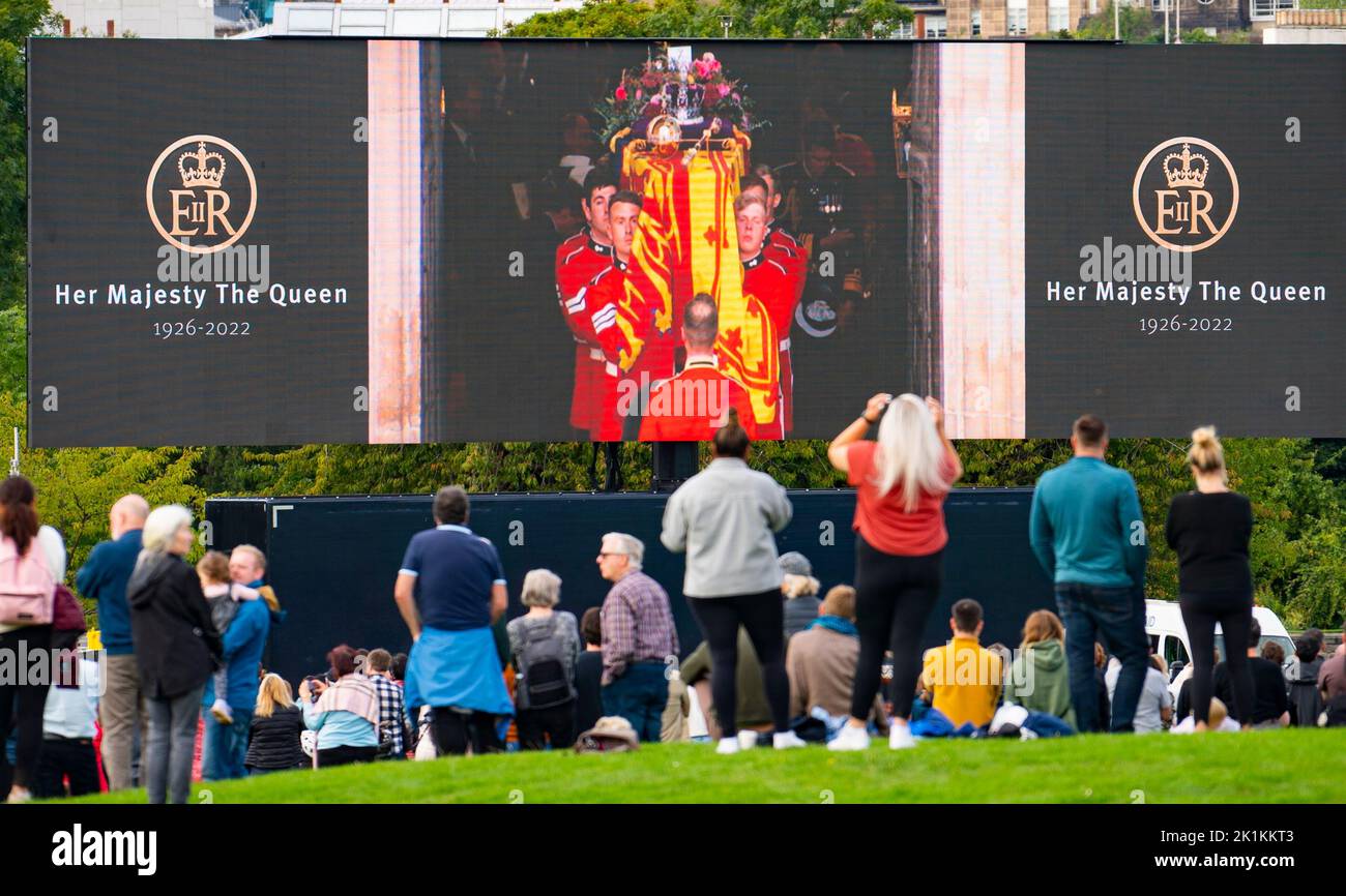 Édimbourg, Écosse, Royaume-Uni. 19th septembre 2022. Les membres du public se réunissent à Holyrood Park pour regarder la projection en direct sur grand écran des funérailles de la reine Elizabeth II de l'abbaye de Westminster. Iain Masterton/Alay Live News Banque D'Images