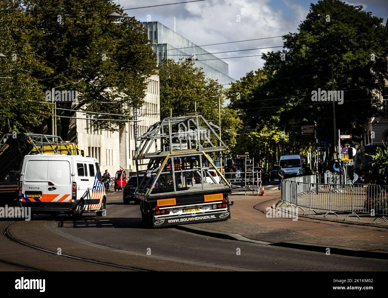 La Haye, pays-Bas. 19th septembre 2022. 2022-09-19 13:08:04 LA HAYE - les dernières préparations sont faites le long de la route vers le Koninklijke Schouwburg dans la course jusqu'à Prinsjesdag. Le troisième mardi de septembre, le roi Willem-Alexander donne le discours du Trône dans le Schouwburg. En raison des mesures de la couronne, le discours du Trône a été lu dans le Grote Kerk à la Haye depuis deux ans. ANP REMKO DE WAAL pays-bas Out - belgique Out Credit: ANP/Alay Live News Banque D'Images