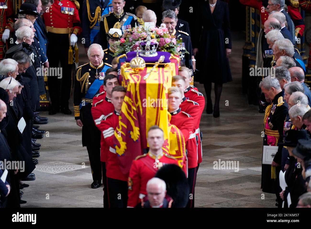 Le roi Charles III et les membres de la famille royale suivent derrière le cercueil de la reine Elizabeth II, drapé dans l'étalon royal avec la couronne d'État impériale et l'orbe et le sceptre du souverain, comme il est effectué de l'abbaye de Westminster après son funérailles d'État. Date de la photo: Lundi 19 septembre 2022. Banque D'Images