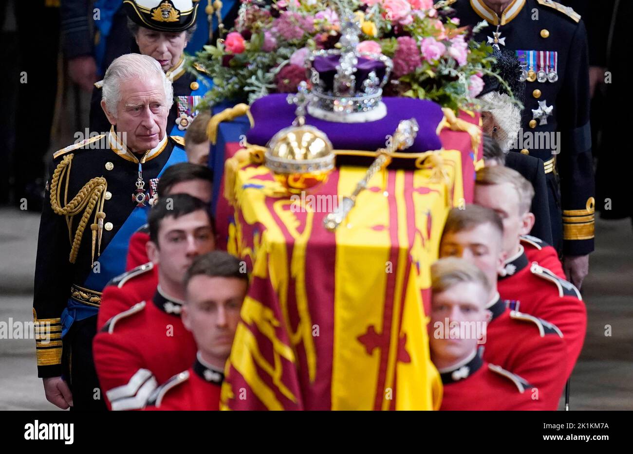 Le roi Charles III et les membres de la famille royale suivent derrière le cercueil de la reine Elizabeth II, drapé dans l'étalon royal avec la couronne d'État impériale et l'orbe et le sceptre du souverain, comme il est effectué de l'abbaye de Westminster après son funérailles d'État. Date de la photo: Lundi 19 septembre 2022. Banque D'Images