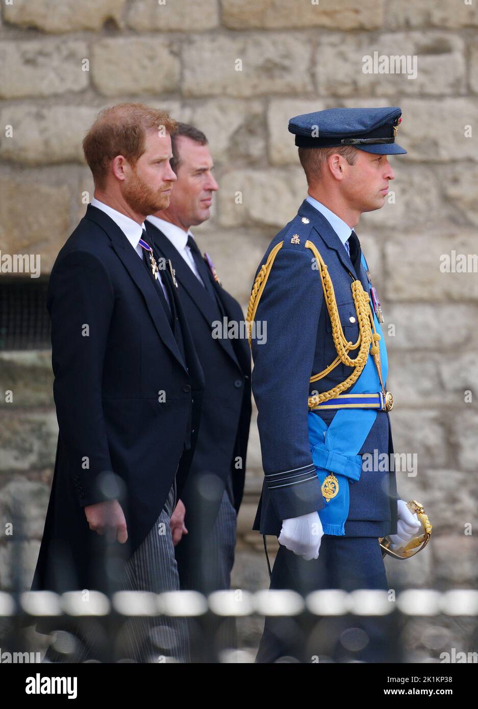 (De gauche à droite) le duc de Sussex, Peter Phillips et le prince de Galles quittent le funéraire d'État de la reine Elizabeth II, qui s'est tenu à l'abbaye de Westminster, à Londres. Date de la photo: Lundi 19 septembre 2022. Banque D'Images