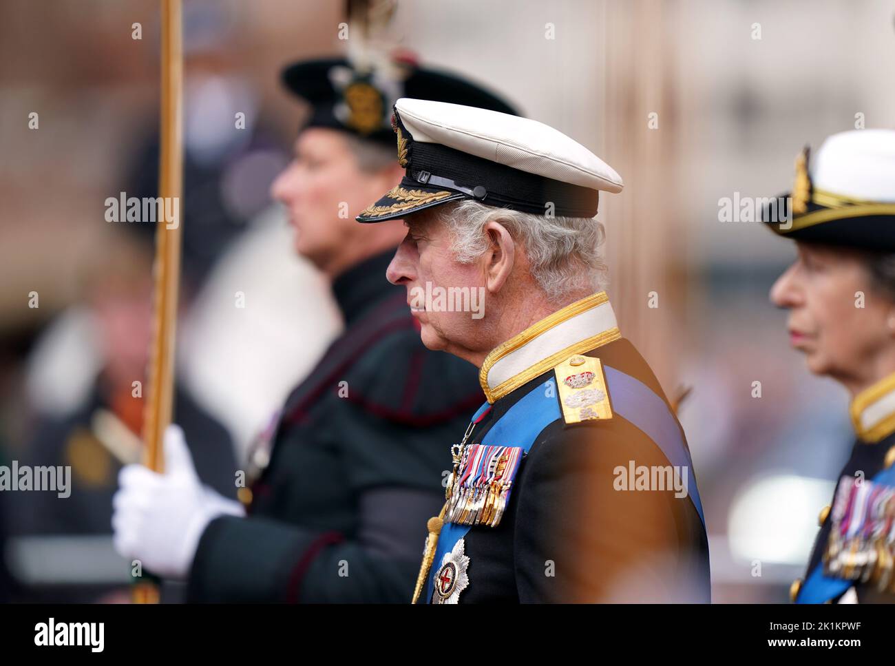 Le roi Charles III, dans la procession de cérémonie suivant son funérailles d'État à l'abbaye de Westminster, Londres. Date de la photo: Lundi 19 septembre 2022. Banque D'Images