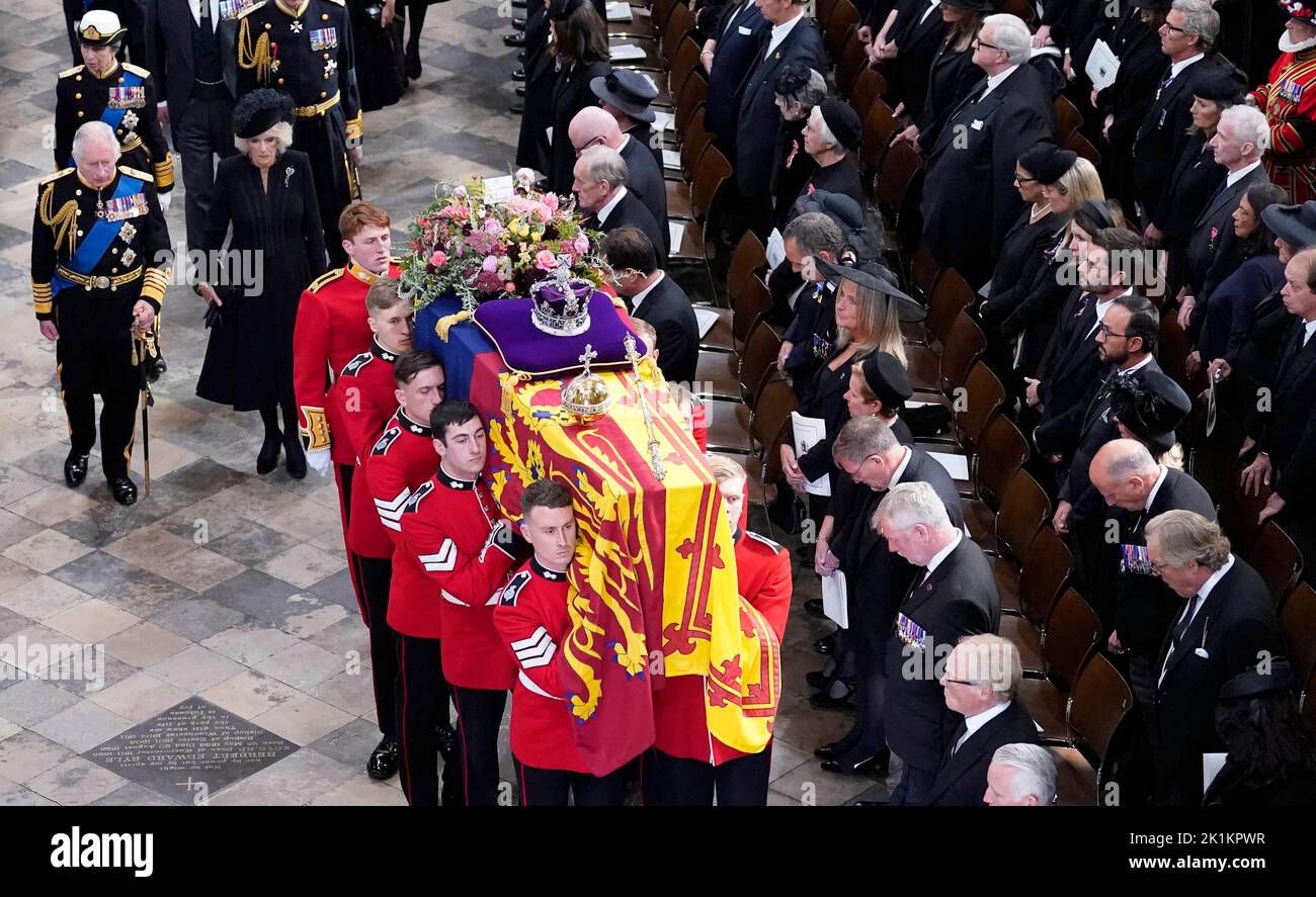 Le roi Charles III et la reine Consort suivent derrière le cercueil de la reine Elizabeth II, drapé dans le Standard royal avec la Couronne d'État impériale et l'orbe et le sceptre du souverain, comme il est effectué de l'abbaye de Westminster après son funérailles d'État. Date de la photo: Lundi 19 septembre 2022. Banque D'Images