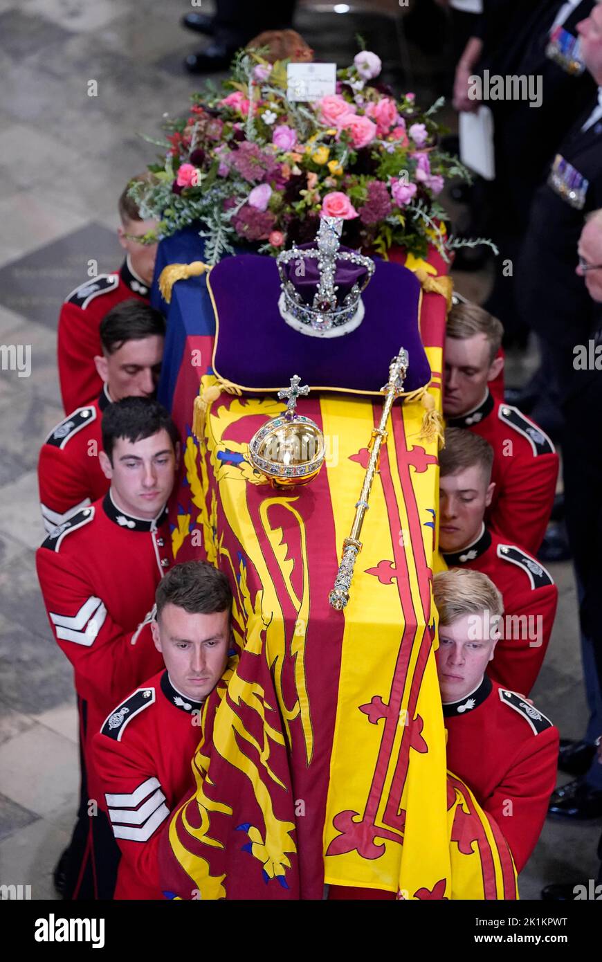 Le cercueil de la reine Élisabeth II, drapé dans le Standard royal avec la Couronne d'État impériale et l'orbe et le sceptre du souverain, est effectué de l'abbaye de Westminster après son funérailles d'État. Date de la photo: Lundi 19 septembre 2022. Banque D'Images