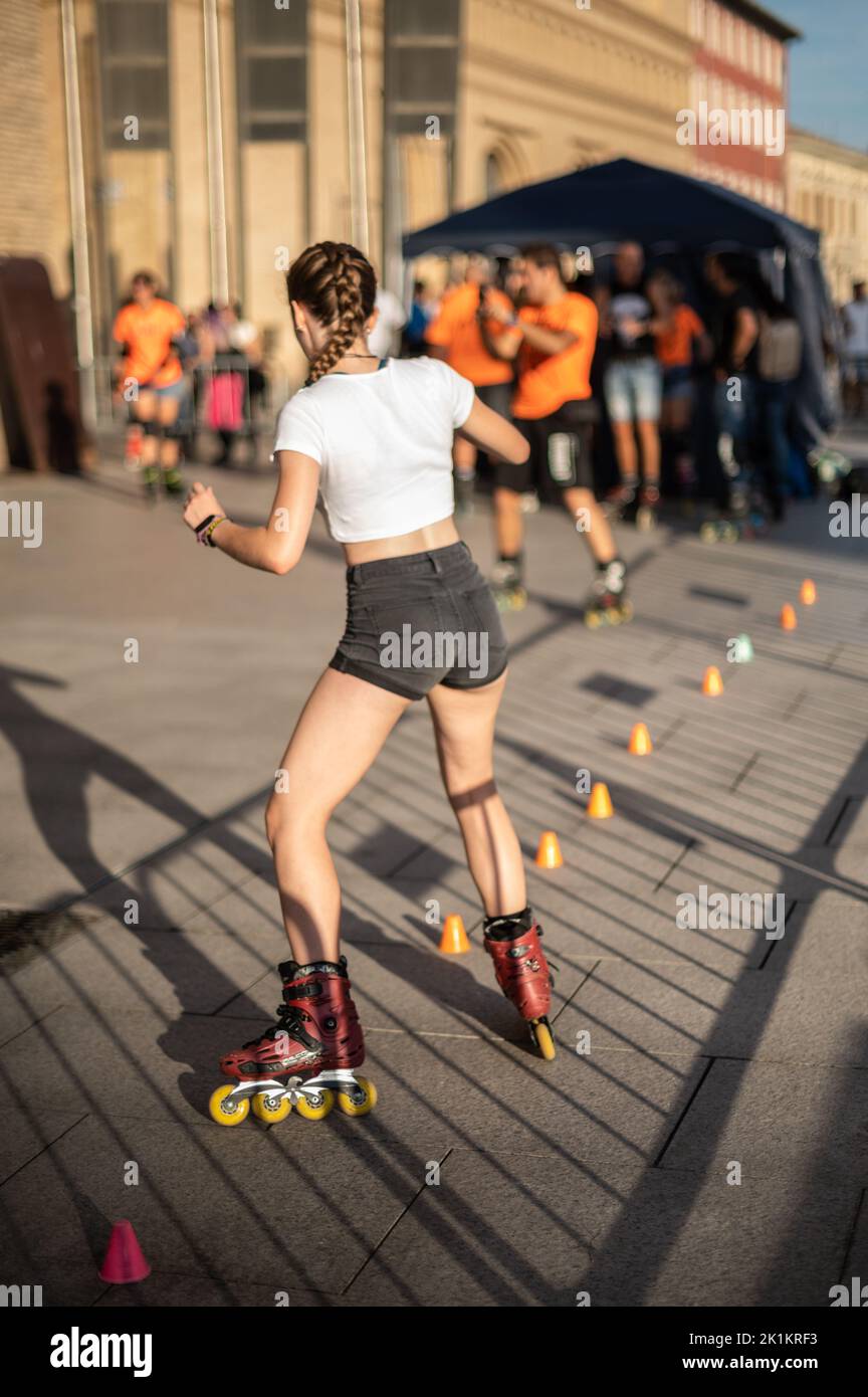 Patinage à roulettes à l'événement de rue multi-sports de la Journée des sports à Plaza del Pilar, Saragosse, Espagne Banque D'Images