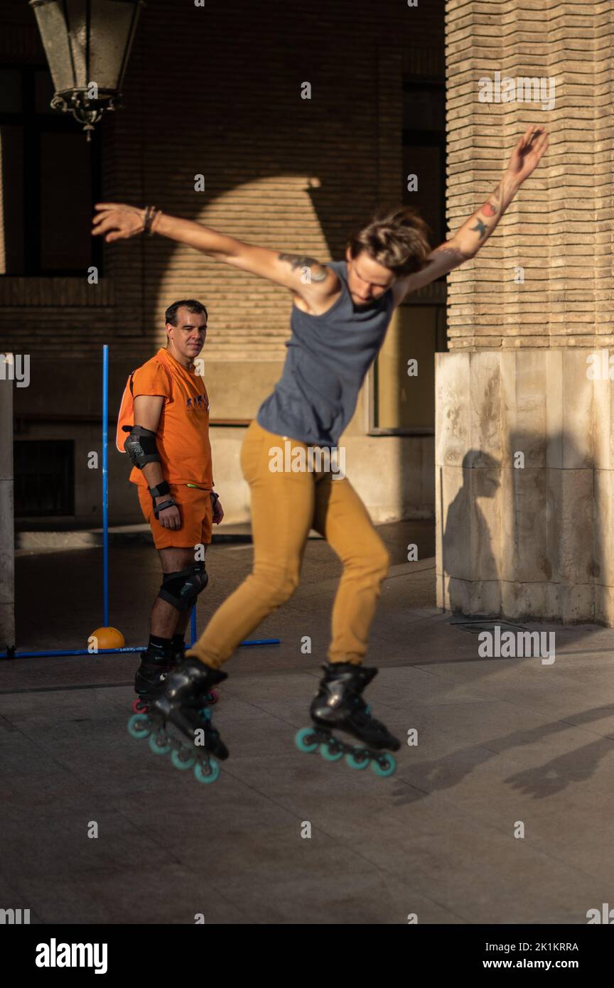 Patinage à roulettes à l'événement de rue multi-sports de la Journée des sports à Plaza del Pilar, Saragosse, Espagne Banque D'Images