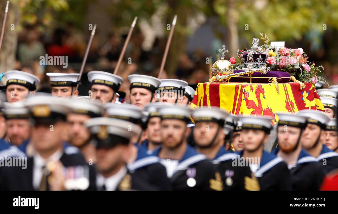 Le cercueil de la reine Élisabeth de GrandeBretagne est tiré le long