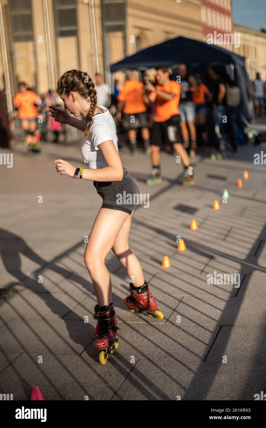 Patinage à roulettes à l'événement de rue multi-sports de la Journée des sports à Plaza del Pilar, Saragosse, Espagne Banque D'Images
