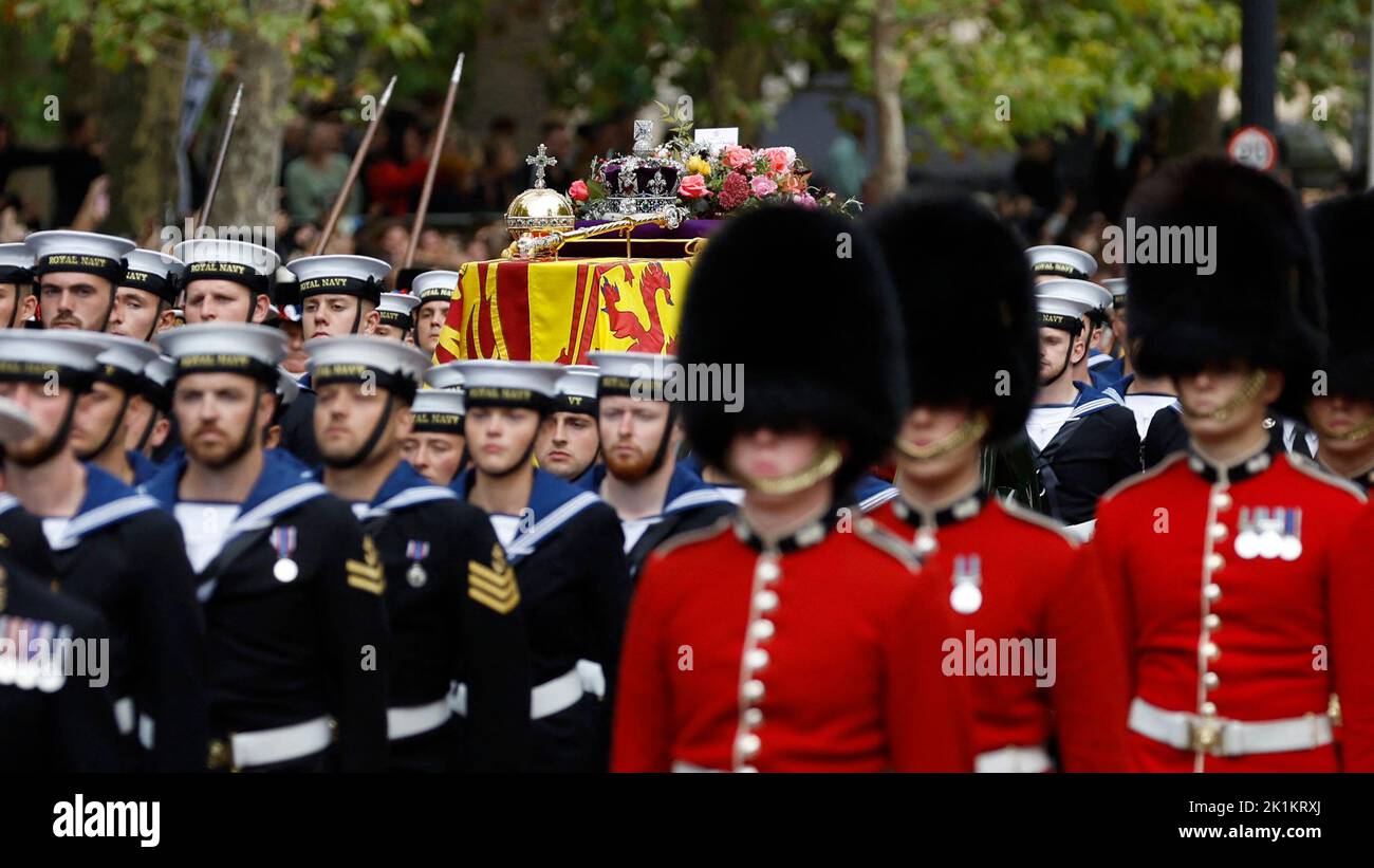 Le cercueil de la reine Élisabeth de GrandeBretagne est tiré le long