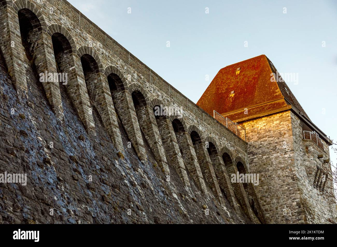 Mur du barrage avec la tour murale du Möhnetalsperre Banque D'Images