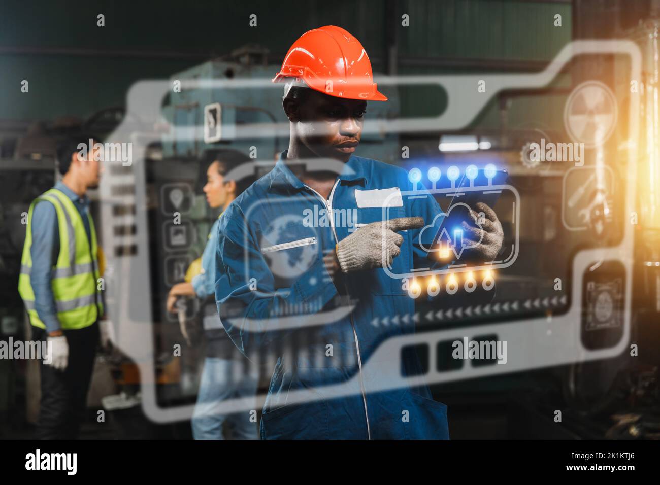 Technologie travailleur africain industriel, ingénieur en électricité regardant et vérifier sur l'ordinateur de moniteur d'écran de haute technologie et les machines travaillant dans l'industrie, Banque D'Images