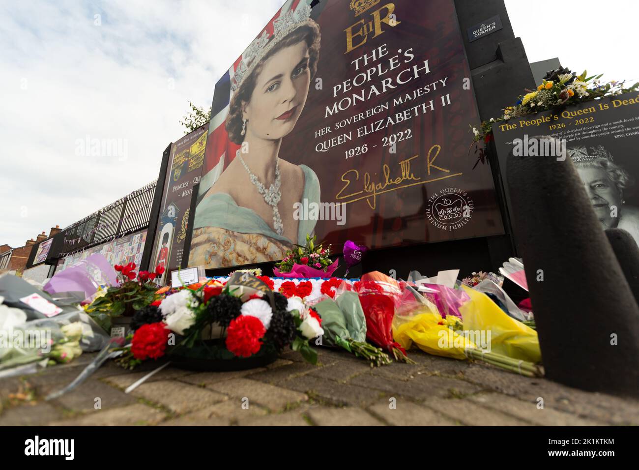 Belfast, Royaume-Uni. 19th septembre 2022. Hommages floraux sont laissés à une fresque de la reine Elizabeth II sur le chemin Shankill Belfast crédit: Bonzo/Alay Live News Banque D'Images