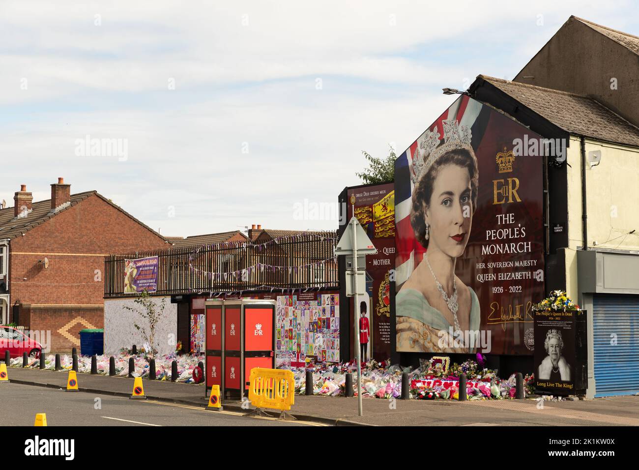 Belfast, Royaume-Uni. 19th septembre 2022. Hommages floraux sont laissés à une fresque de la reine Elizabeth II sur le chemin Shankill Belfast crédit: Bonzo/Alay Live News Banque D'Images