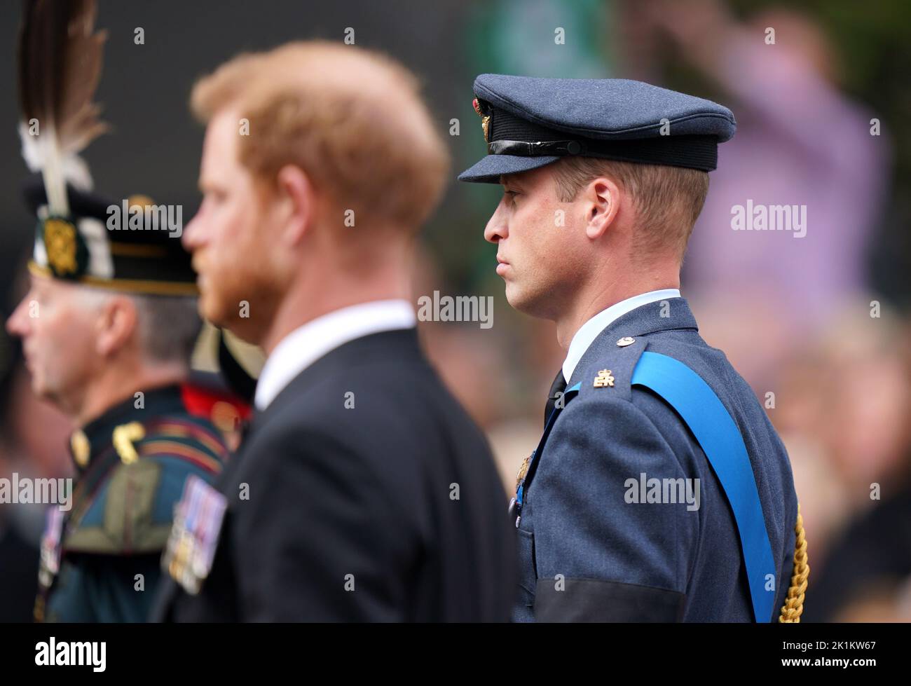 Le prince de Galles et le duc de Sussex, dans le défilé de cérémonie suivant son funérailles d'État à l'abbaye de Westminster, Londres. Date de la photo: Lundi 19 septembre 2022. Banque D'Images