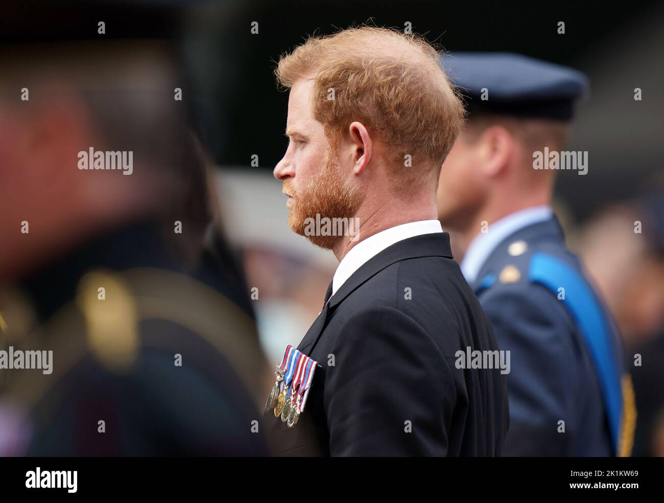 Le prince de Galles et le duc de Sussex, dans le défilé de cérémonie suivant son funérailles d'État à l'abbaye de Westminster, Londres. Date de la photo: Lundi 19 septembre 2022. Banque D'Images