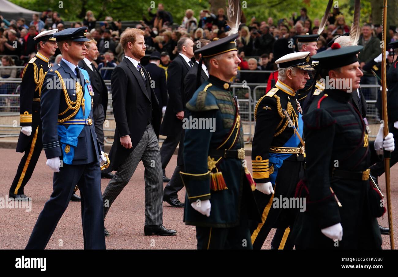 Le prince de Galles, le duc de Sussex et le roi Charles III descendent le Mall, centre de Londres dans le cortège de cercueil après la Ste funéraire de la reine Elizabeth II Date de la photo: Lundi 19 septembre 2022. Banque D'Images