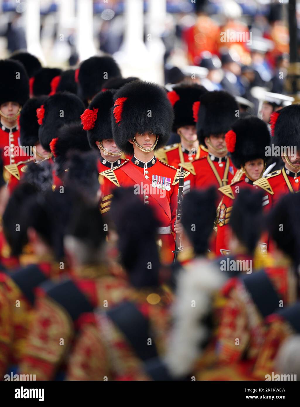 Des membres de l'armée participent au défilé de cérémonie à la suite de son funérailles d'État à l'abbaye de Westminster, à Londres. Date de la photo: Lundi 19 septembre 2022. Banque D'Images