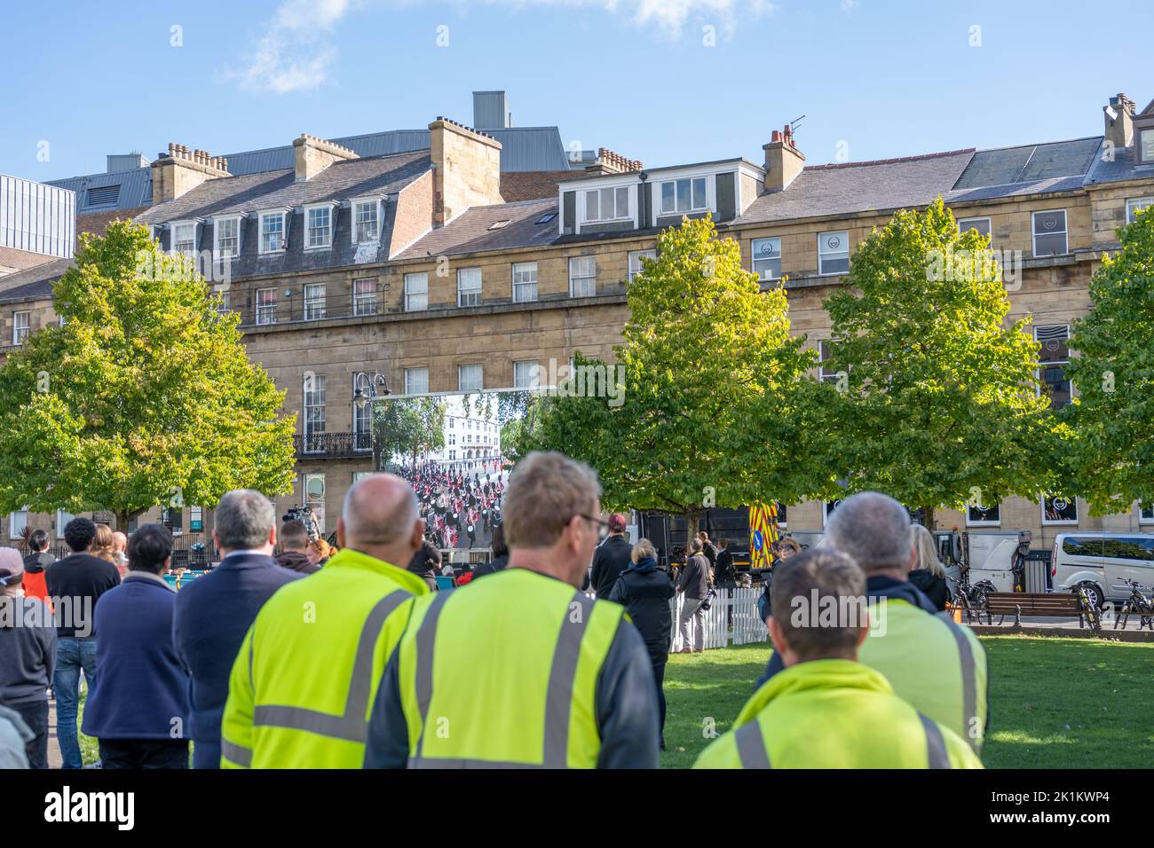 Newcastle upon Tyne, Royaume-Uni. 19th septembre 2022. Les gens se rassemblent pour regarder les funérailles de la reine Elizabeth II sur un grand écran de la place Old Eldon. Credit: Hazel Plater/Alay Live News Banque D'Images